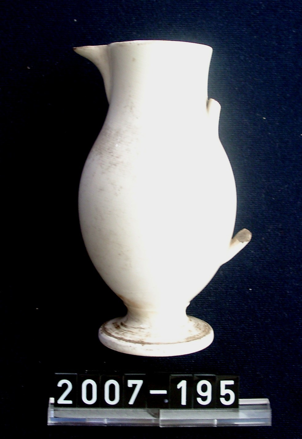 Puppengeschirr: Vase, weiß (Stadtmuseum Bad Dürkheim, Museumsgesellschaft Bad Dürkheim e.V. CC BY-NC-SA)