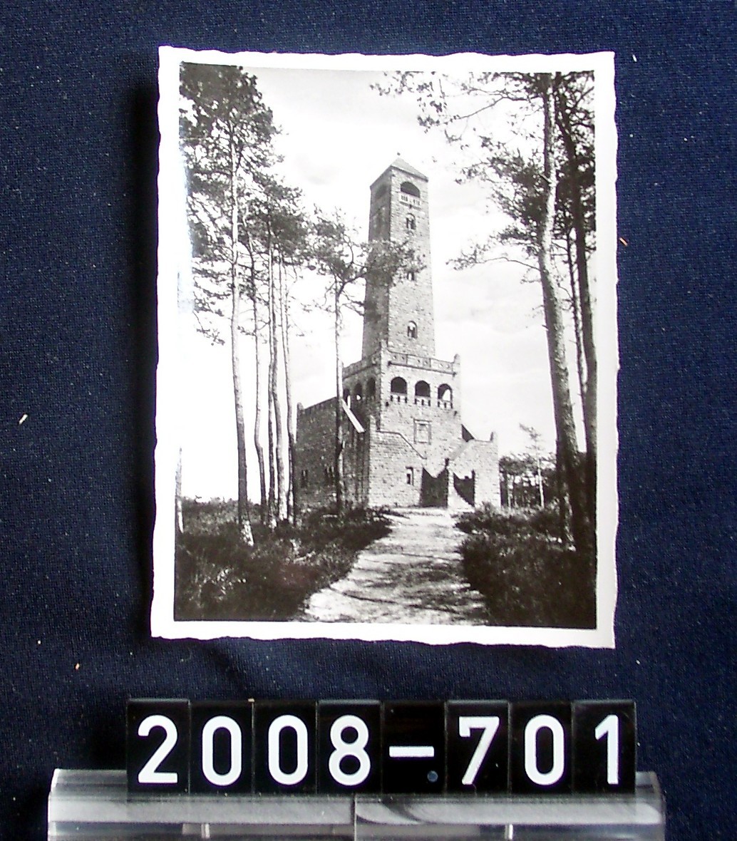 S-W-Foto von Bad Dürkheim; Bismarckturm auf dem Peterskopf; aus Nachlass der Sektkellerei Freudenmacher, Wachenheim; um 1920 (Stadtmuseum Bad Dürkheim, Museumsgesellschaft Bad Dürkheim e.V. CC BY-NC-SA)