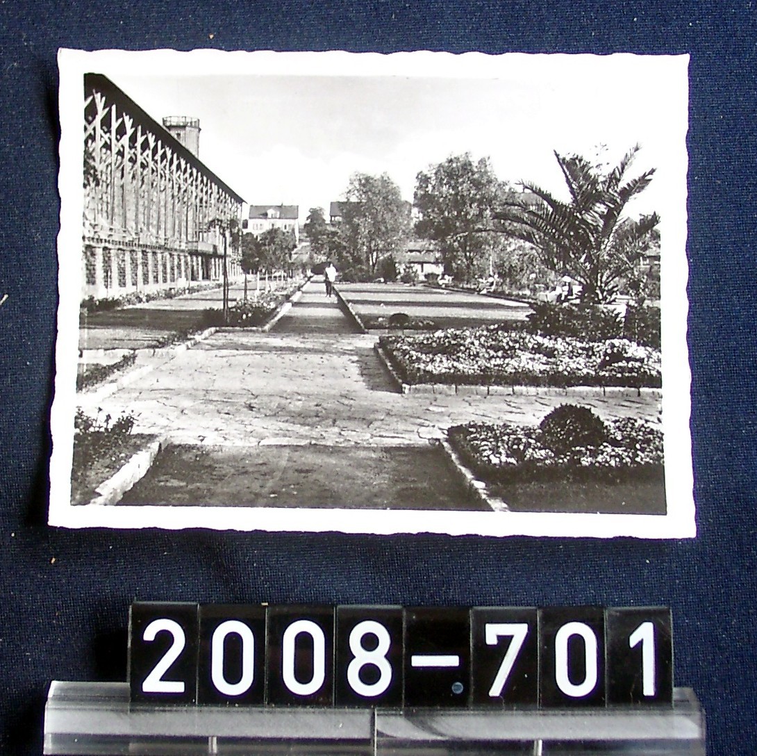 S-W-Foto von Bad Dürkheim; Gradierbau mit Anlagen; aus Nachlass der Sektkellerei Freudenmacher, Wachenheim; um 1920 (Stadtmuseum Bad Dürkheim, Museumsgesellschaft Bad Dürkheim e.V. CC BY-NC-SA)