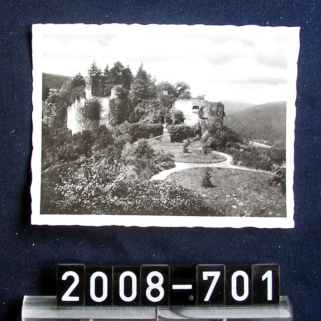 S-W-Foto von Bad Dürkheim; Ruine Hardenburg; aus Nachlass der Sektkellerei Freudenmacher, Wachenheim; um 1920 (Stadtmuseum Bad Dürkheim, Museumsgesellschaft Bad Dürkheim e.V. CC BY-NC-SA)