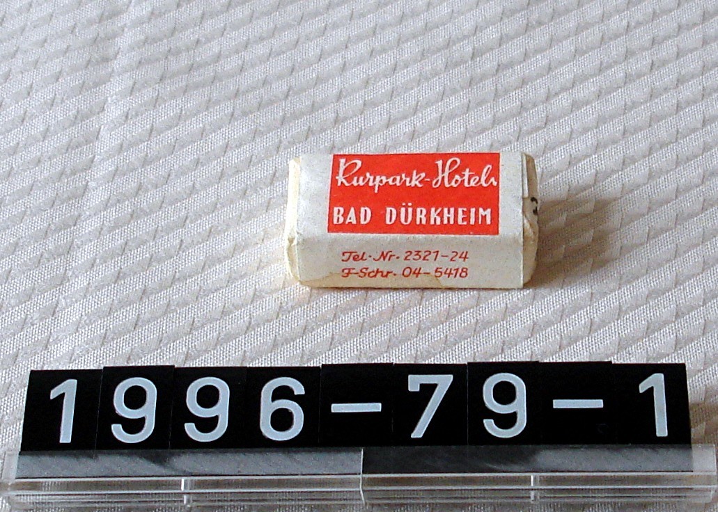 Stück Würfelzucker mit Aufschrift: Kurpark-Hotel Bad Dürkheim; 1960 (Stadtmuseum Bad Dürkheim, Museumsgesellschaft Bad Dürkheim e.V. CC BY-NC-SA)