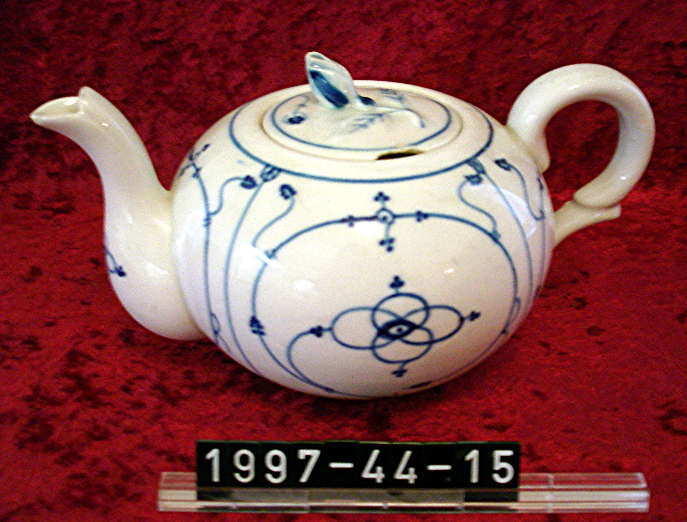 Teekanne aus Porzellan; um 1920 (Stadtmuseum Bad Dürkheim, Museumsgesellschaft Bad Dürkheim e.V. CC BY-NC-SA)