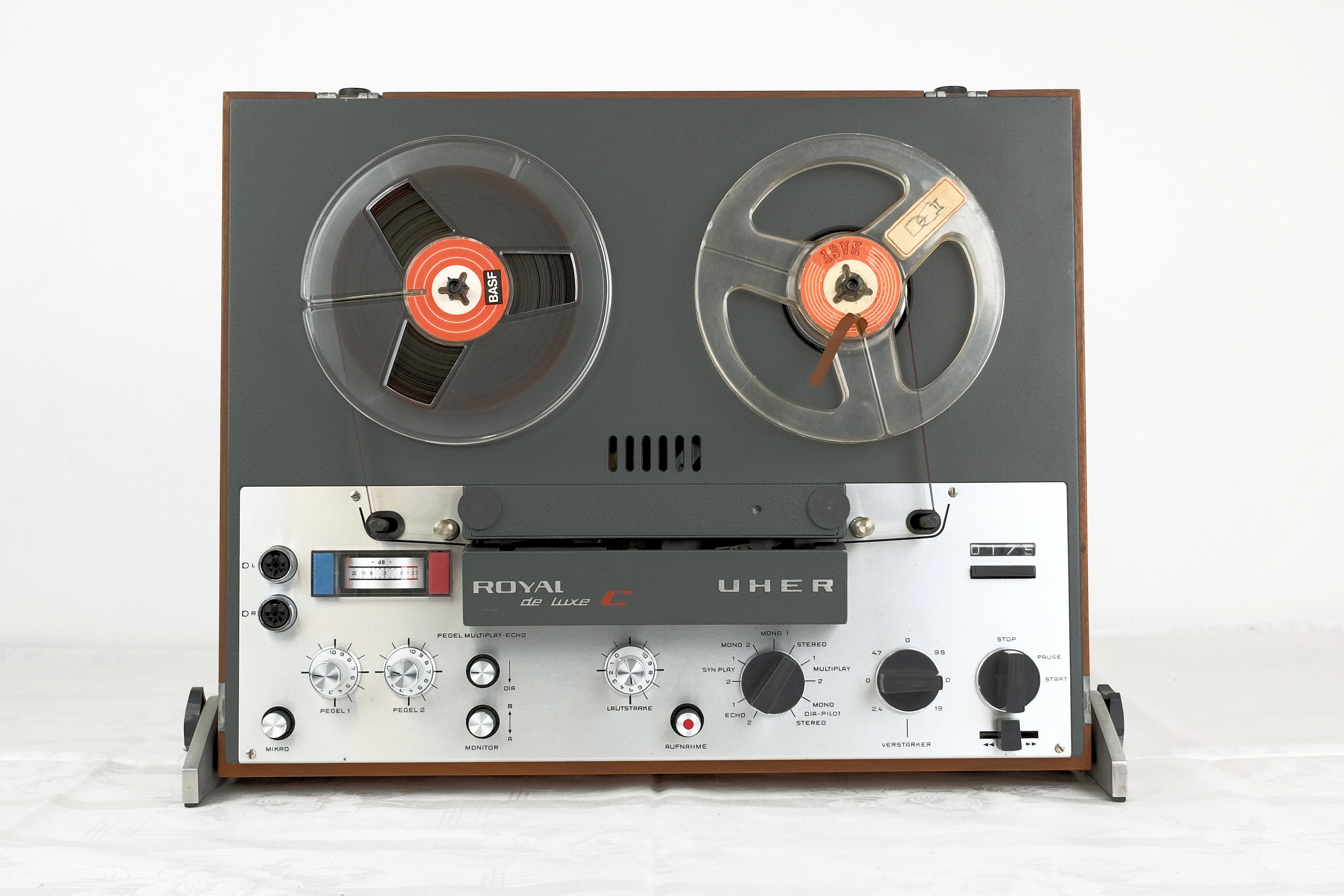 Tonbandmaschine Uher  "Royal de Luxe C" (Volkskunde- und Freilichtmuseum Roscheider Hof CC0)