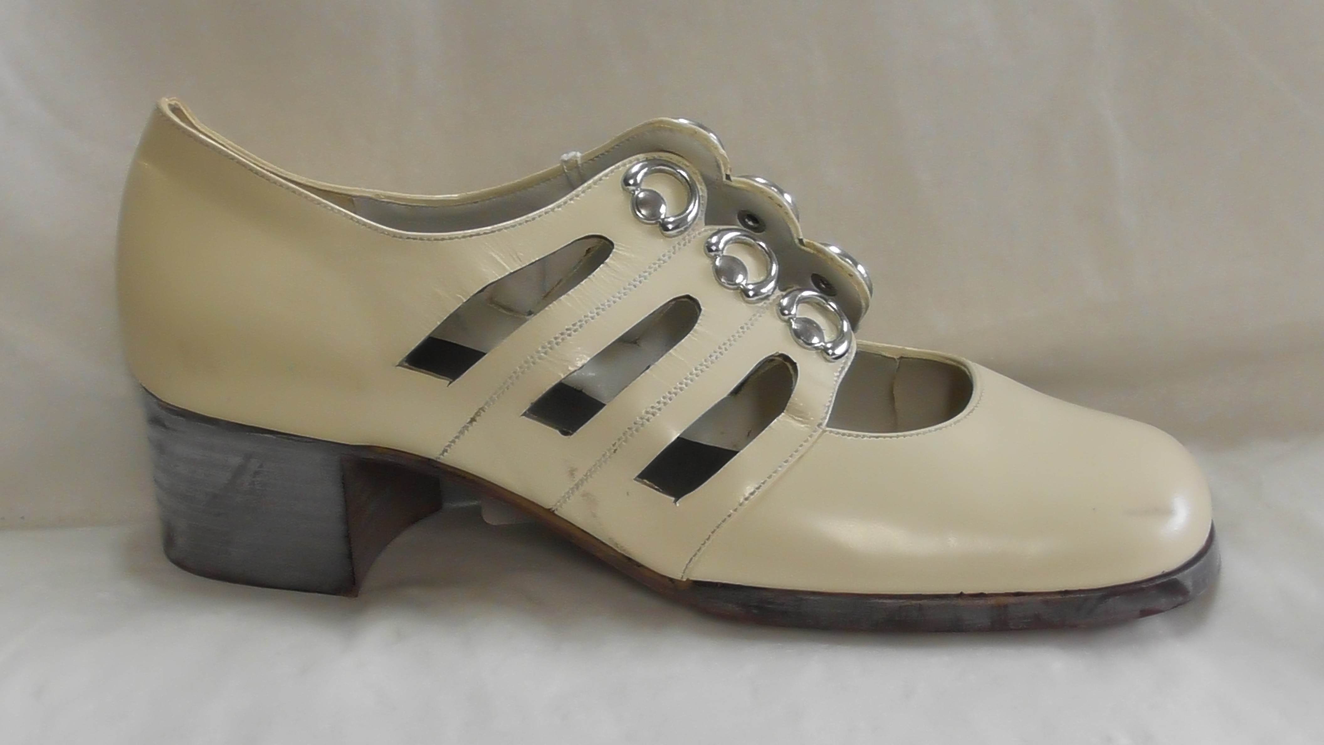 Weißer Mädchen-Schnürpumps mit Zierausschnitten (Deutsches Schuhmuseum Hauenstein CC BY-NC-SA)