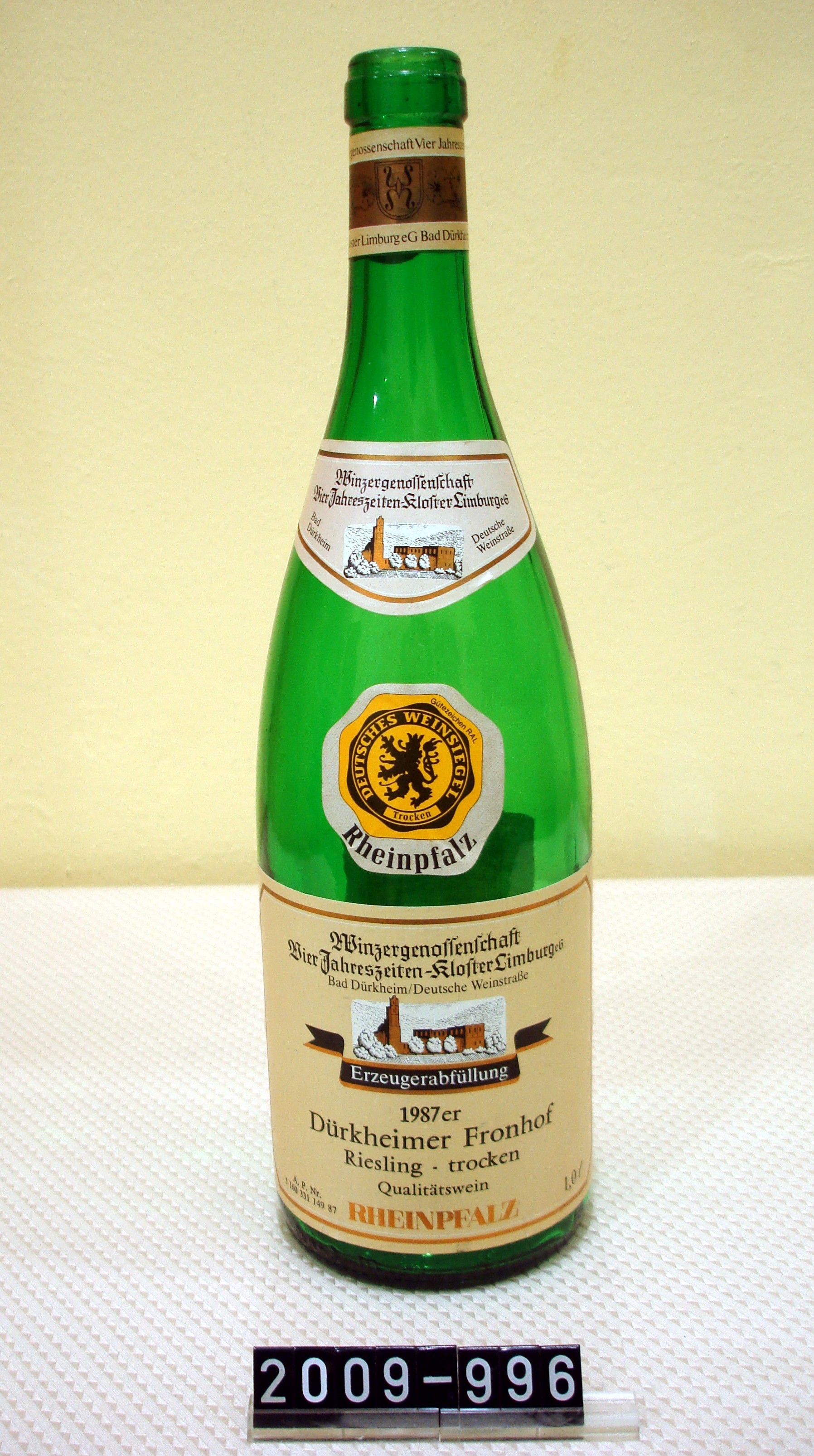 Weinflasche; "Winzergenossenschaft Vier Jahreszeiten-Kloster Limburg eG", Bad Dürkheim, 1987 (Stadtmuseum Bad Dürkheim, Museumsgesellschaft Bad Dürkheim e.V. CC BY-NC-SA)