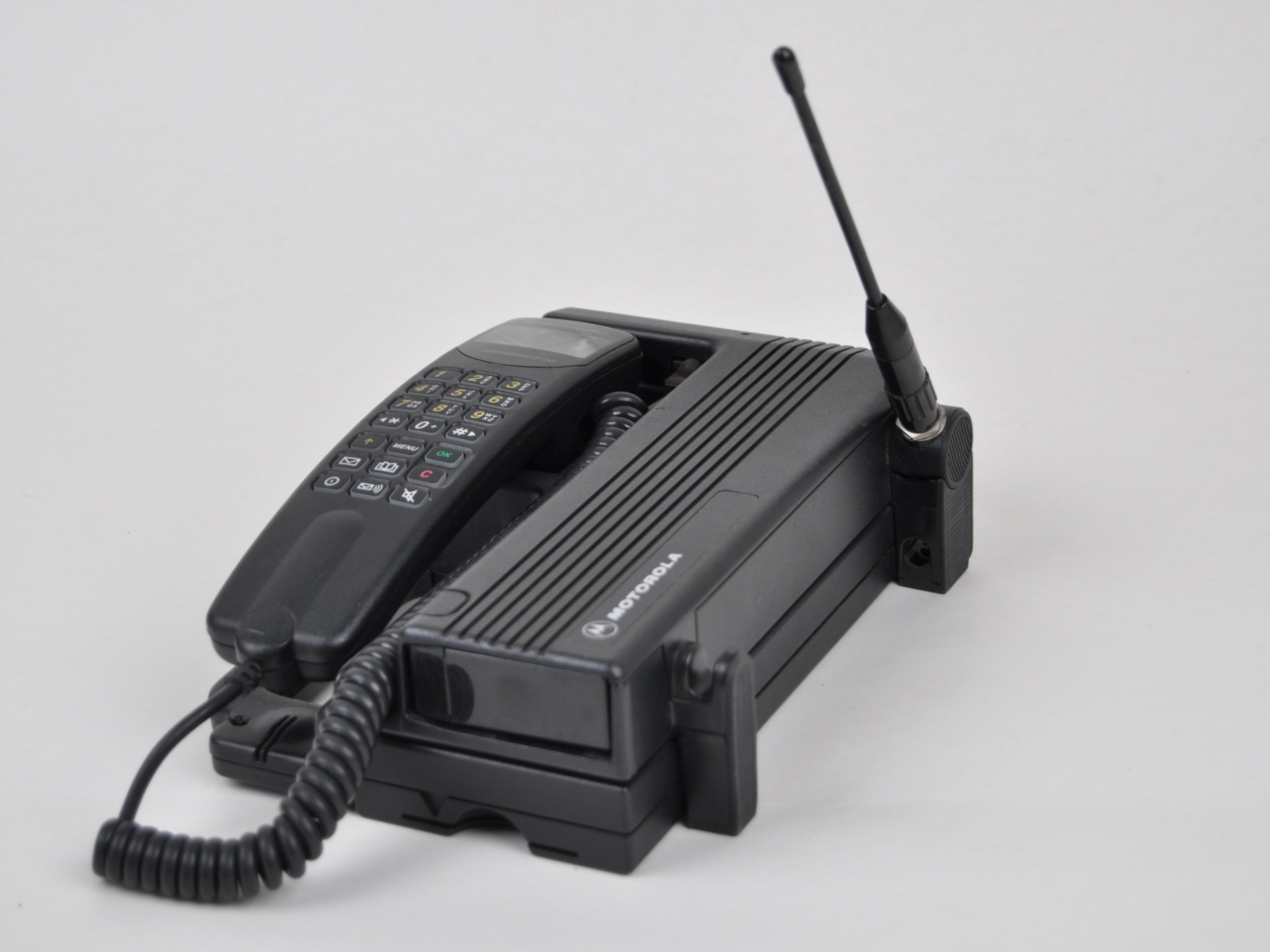 Autotelefon Motorola International 2700 (Volkskunde- und Freilichtmuseum Roscheider Hof CC0)