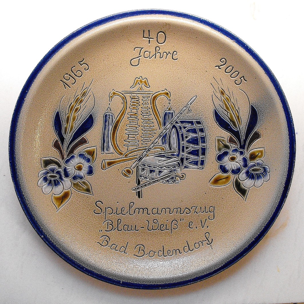 Erinnerungsteller zum 40-jährigen Bestehen des Spielmannszug Blau-Weiß e. V. Bad Bodendorf (Heimatmuseum und -Archiv Bad Bodendorf CC BY-NC-SA)