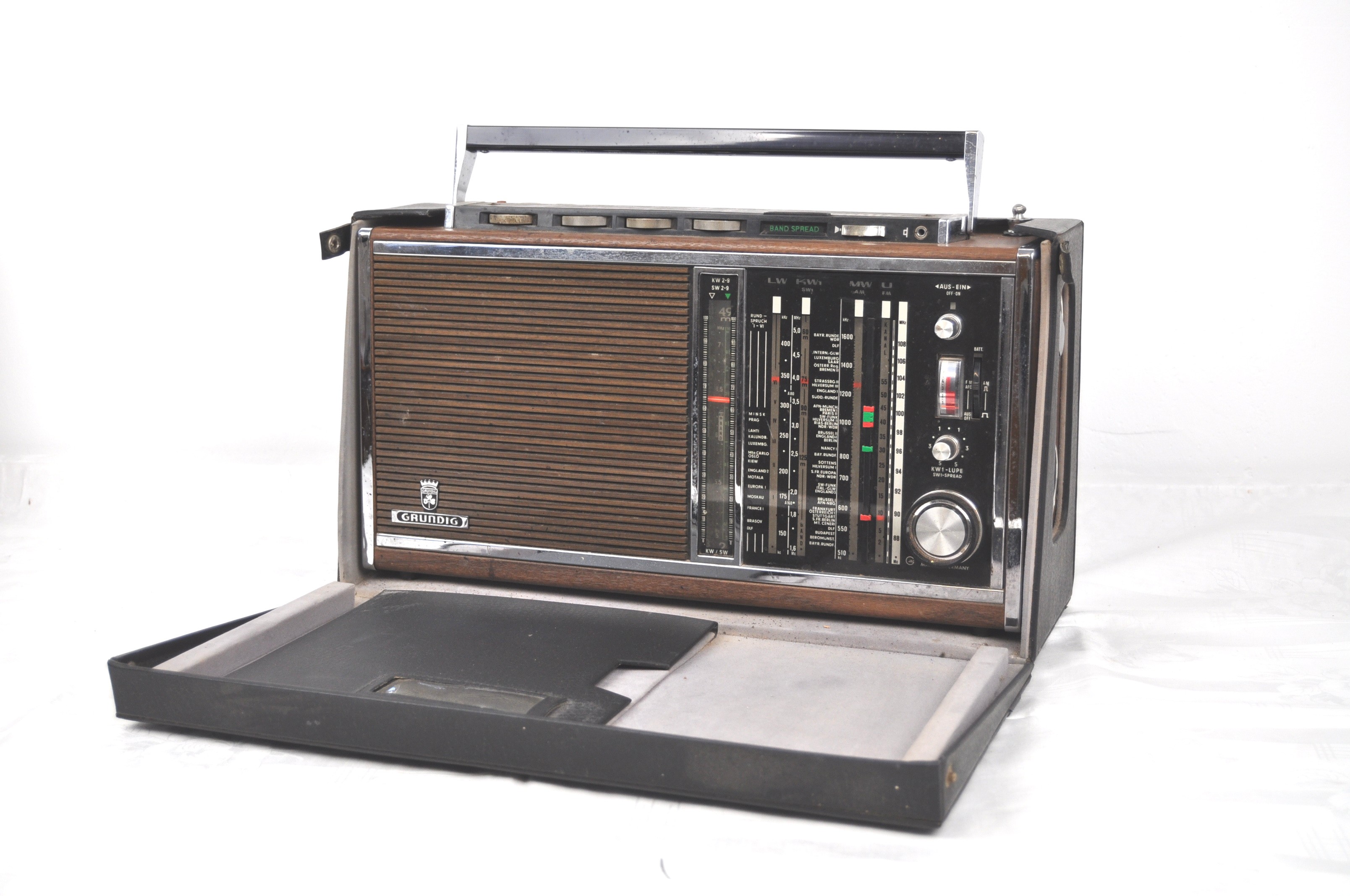 Weltempfänger Grundig Satellit 210 Transistor 6001 (Volkskunde- und Freilichtmuseum Roscheider Hof CC0)