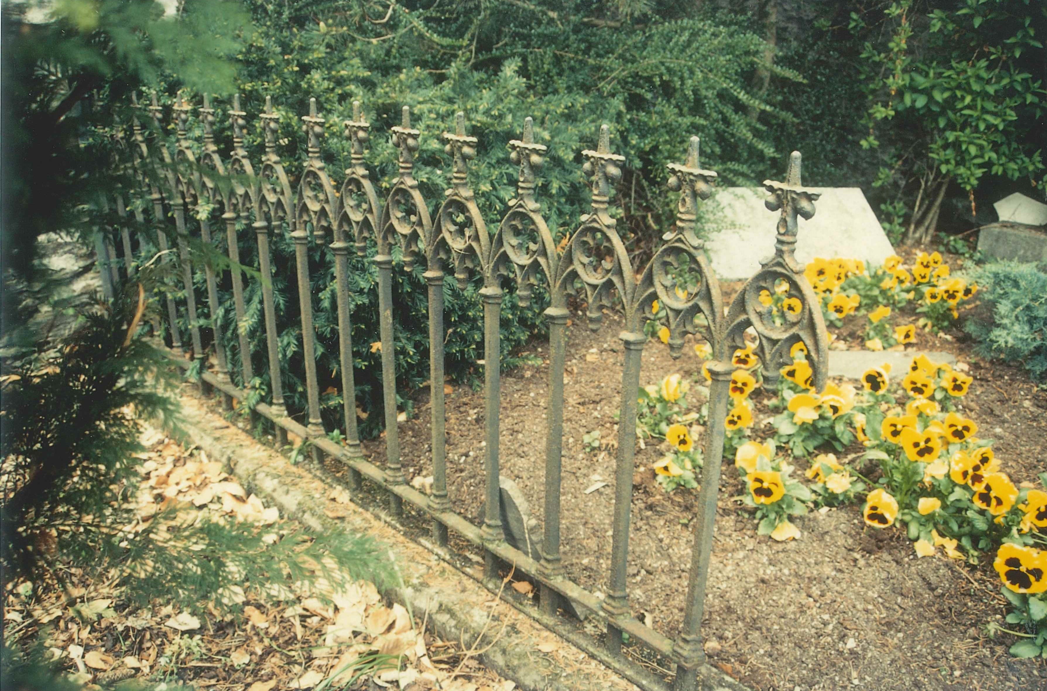 Zaun aus Eisenguss, Friedhof Bendorf (REM CC BY-NC-SA)