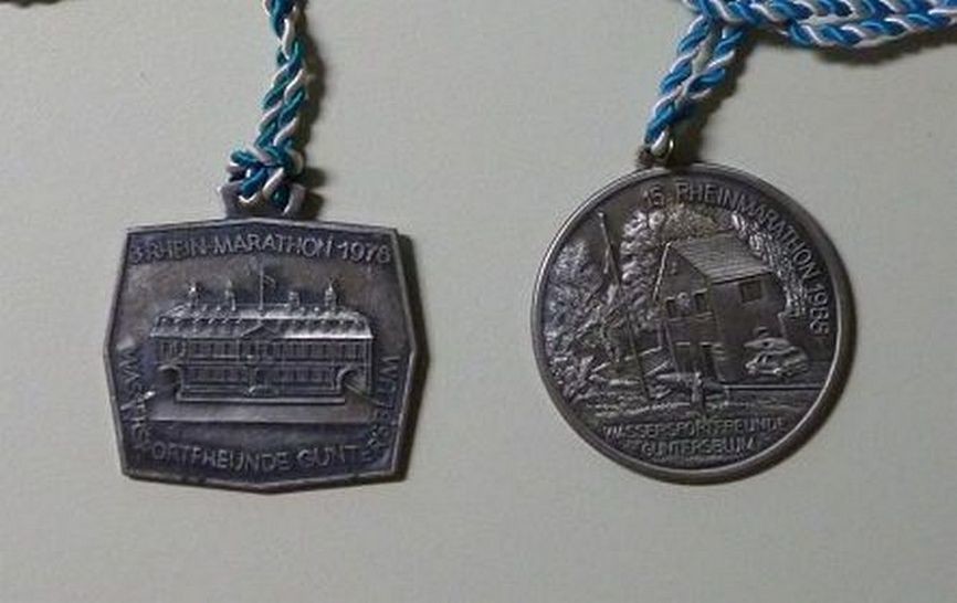 Medaillen zum Rheinmarathon (Kulturverein Guntersblum CC BY-NC-SA)