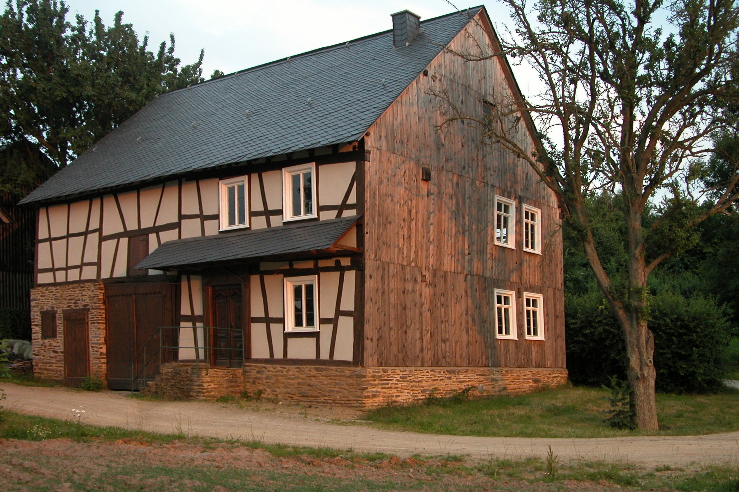 Schulhaus aus Würrich (Volkskunde- und Freilichtmuseum Roscheider Hof CC0)