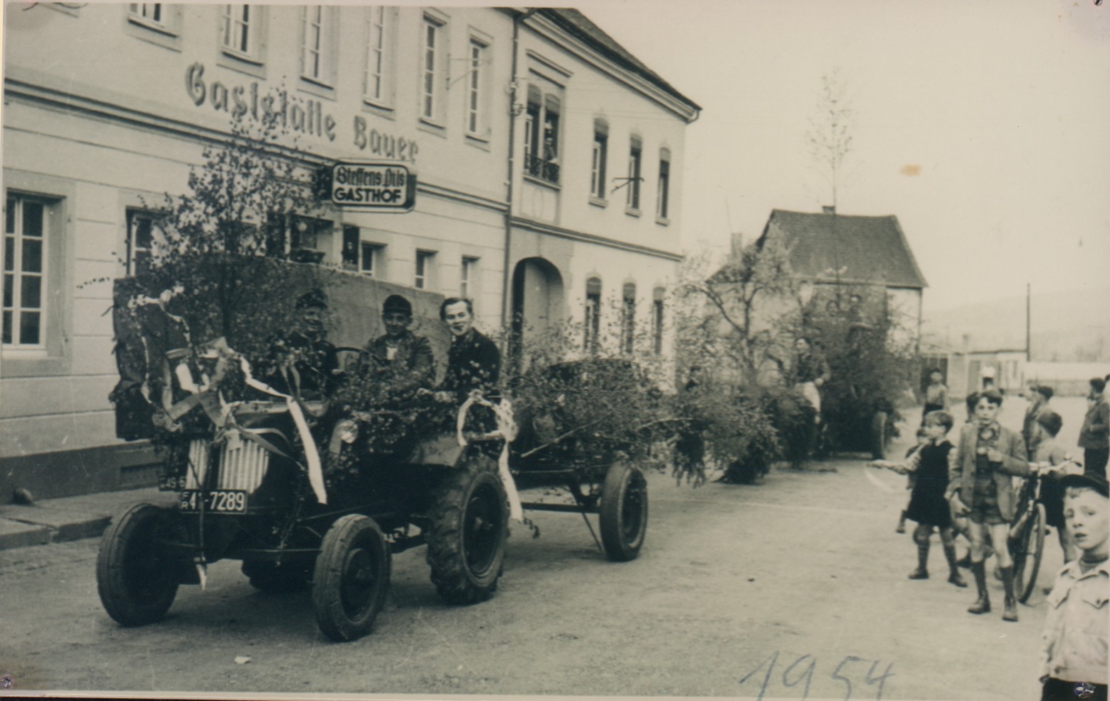 Transport des Kirmesbaums zum Aufstellplatz (Heimatmuseum und -Archiv Bad Bodendorf CC BY-NC-SA)