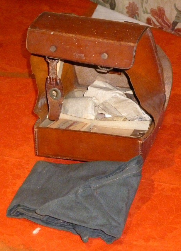Erstehilfe-Tasche mit Inhalt (Kulturverein Guntersblum CC BY-NC-SA)