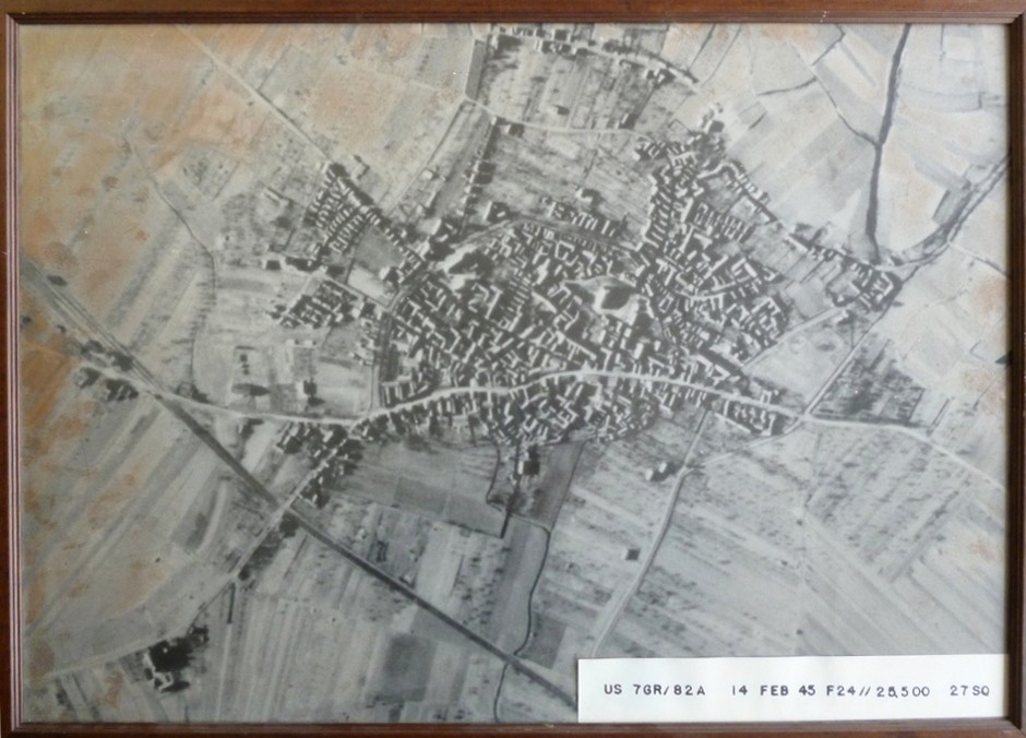 Gerahmtes Luftbild von Guntersblum 14. Feb. 1945 (Kulturverein Guntersblum CC BY-NC-SA)