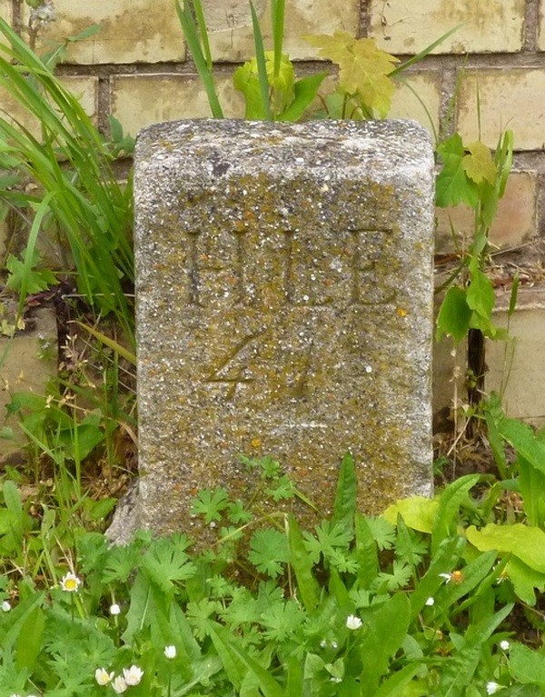 Grenzstein mit Inschrift "H L E 4...." (Kulturverein Guntersblum CC BY-NC-SA)