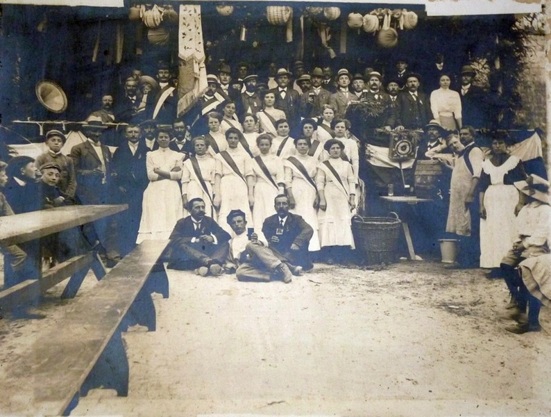 Gruppenfoto eines Fests mit Ehrendamen (Kulturverein Guntersblum CC BY-NC-SA)