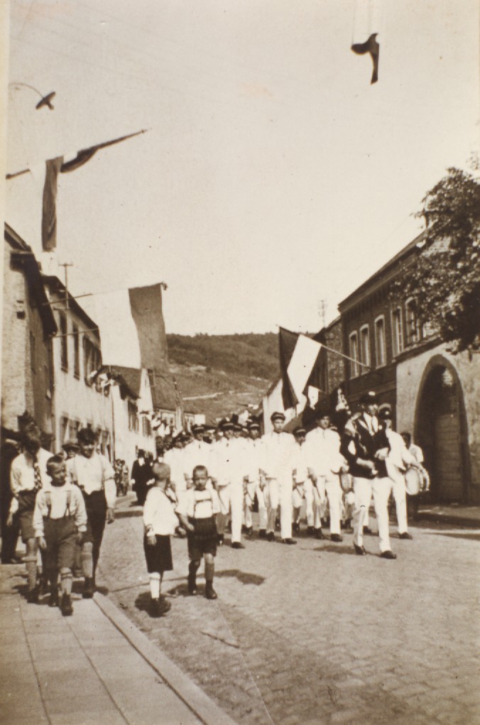 Junggesellen-Spielmannszug marschiert durch Dorf (Heimatmuseum und -Archiv Bad Bodendorf CC BY-NC-SA)