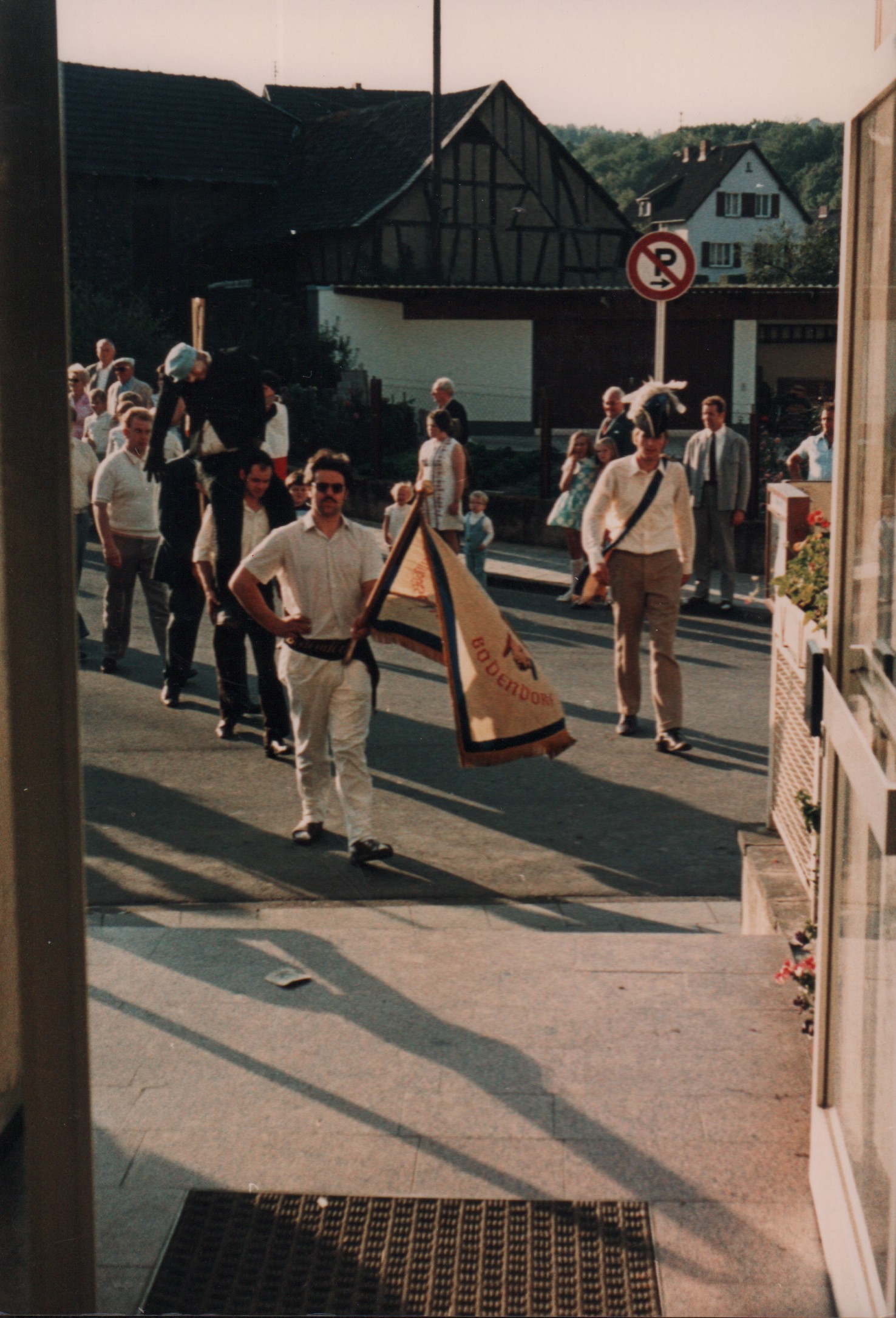 Junggesellen ziehen nach dem Umzug durch das Dorf in die Winzergaststätte in Bad Bodendorf ein (Heimatmuseum und -Archiv Bad Bodendorf CC BY-NC-SA)