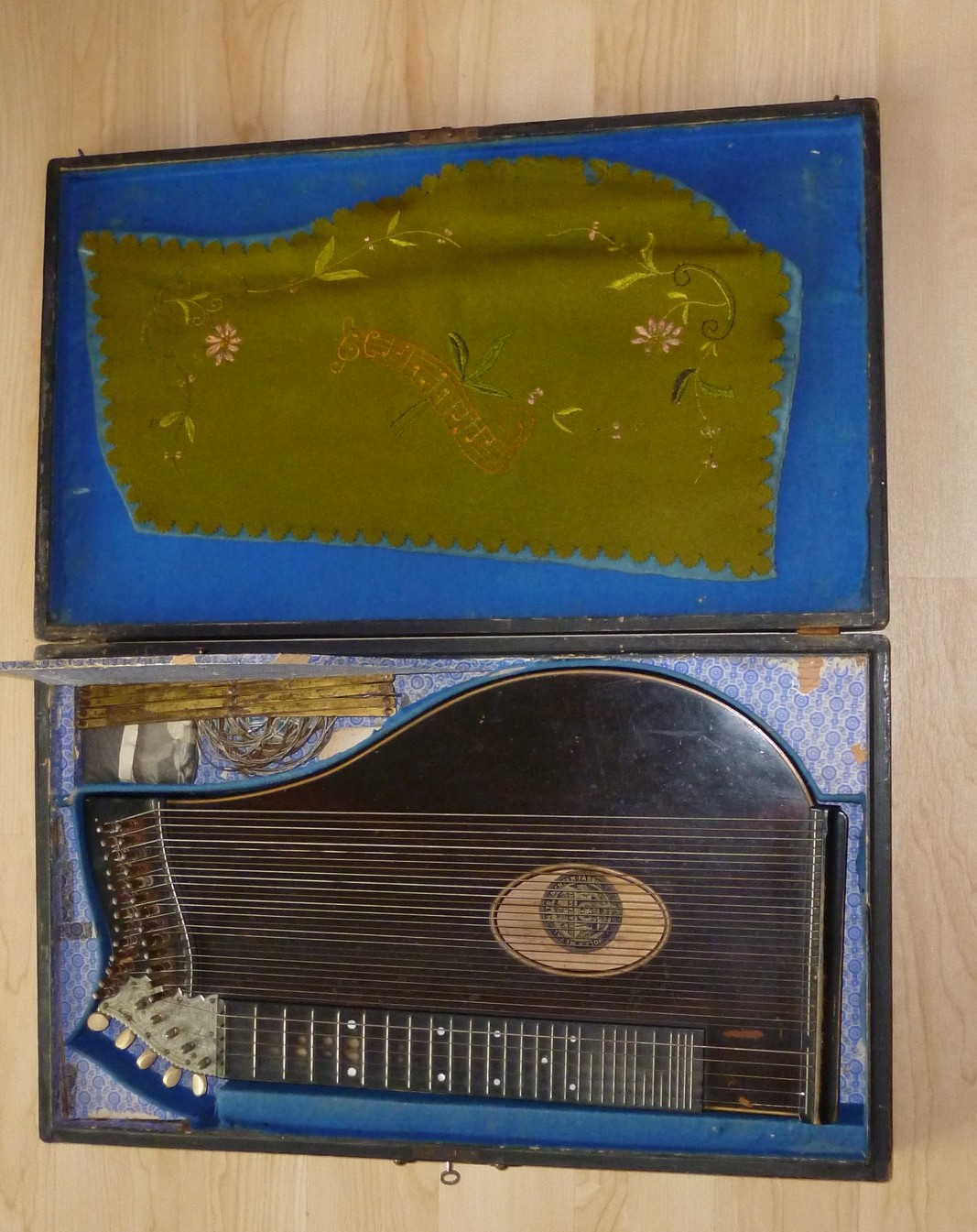 Konzertzither mit Seidenstoff bzw. mit Filz ausgeschlagenem Instrumentenkoffer (Kulturverein Guntersblum CC BY-NC-SA)