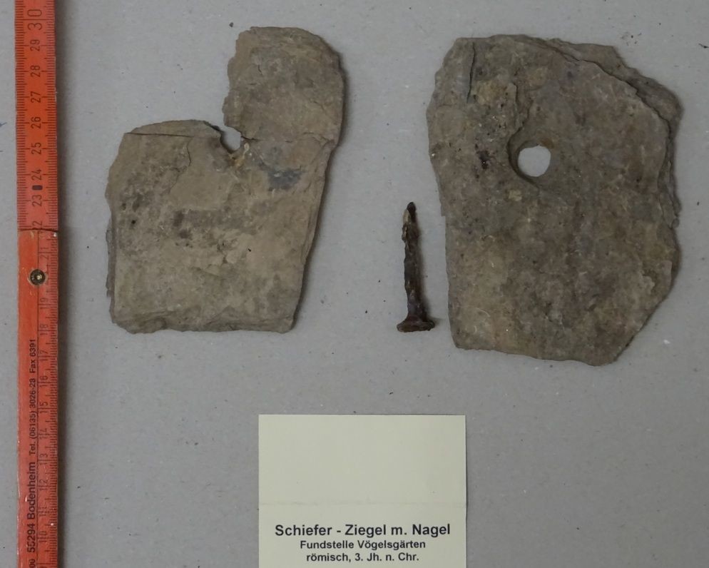 römische Schieferziegel mit Nagel (Kulturverein Guntersblum CC BY-NC-SA)
