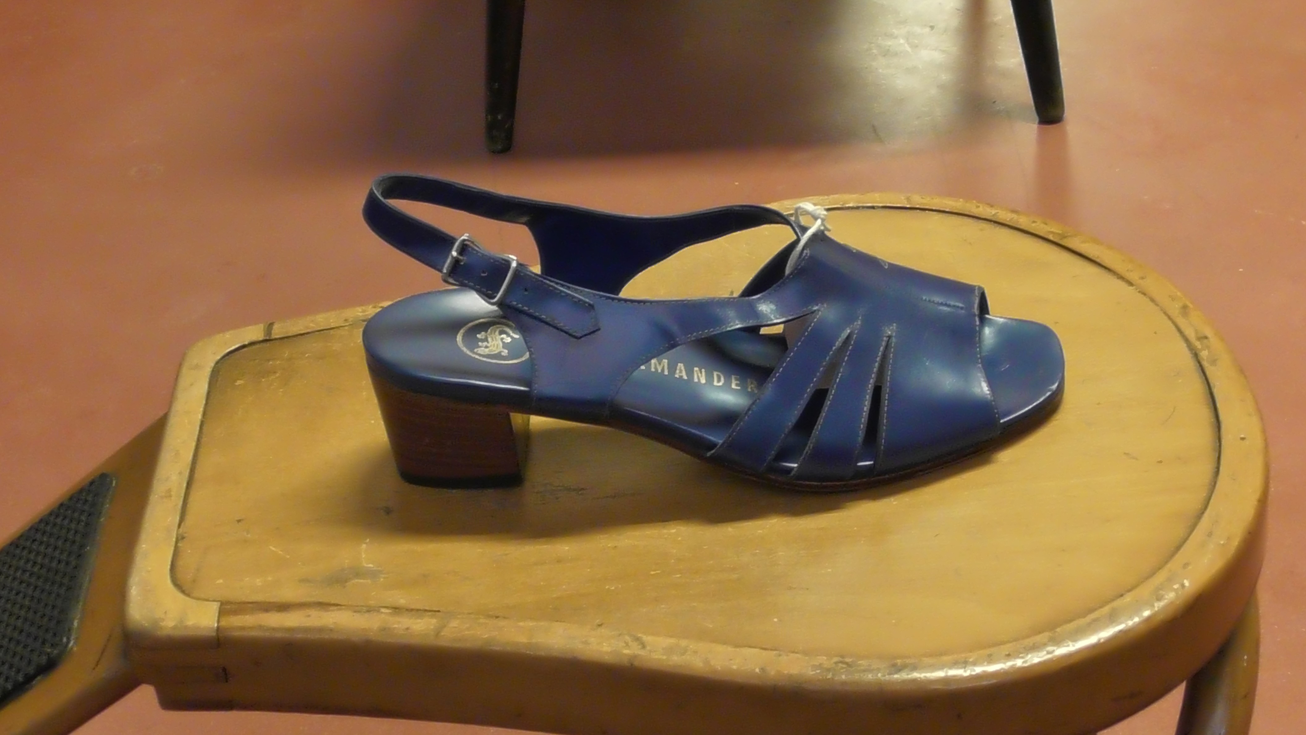 Blaue Damensandalette aus Leder (Deutsches Schuhmuseum Hauenstein CC BY-NC-SA)