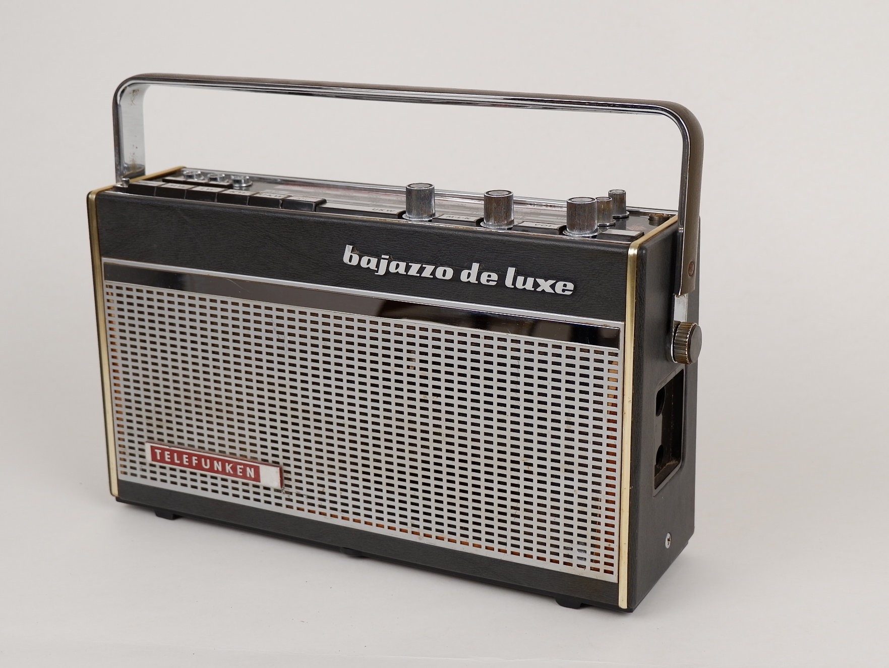 Kofferradio	Telefunken	Bajazzo de Luxe 201 (Volkskunde- und Freilichtmuseum Roscheider Hof CC0)