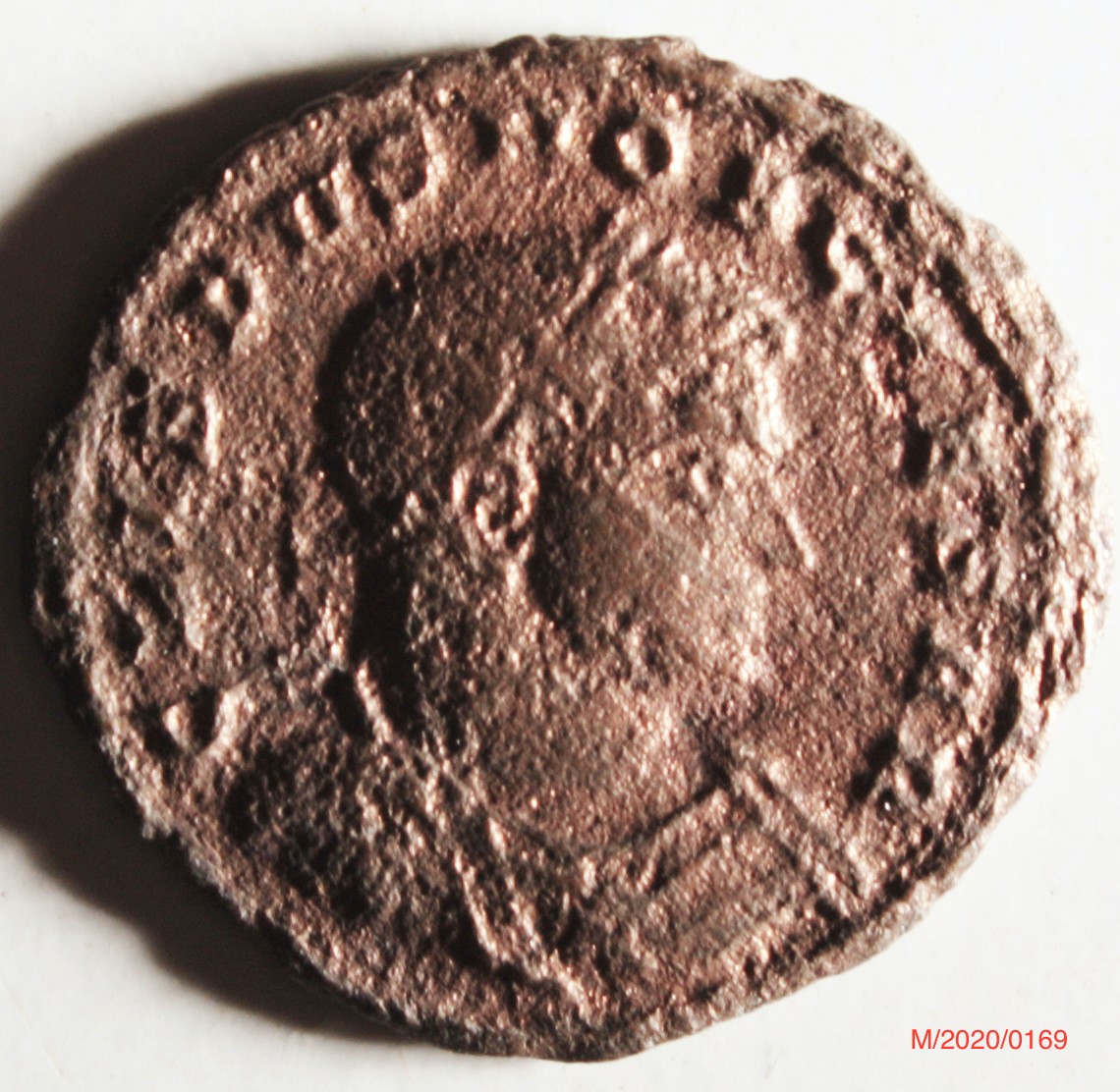 Römische Münze, Nominal Follis, Prägeherr Constantinus I., Prägeort Siscia , Original (Museumsgesellschaft Bad Dürkheim e.V. CC BY-NC-SA)