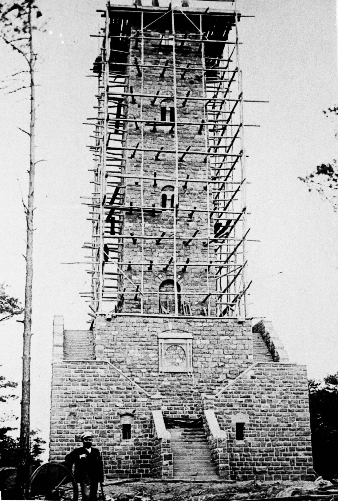 Foto-Sammlung Adolf Krapp, Ordner 13: Bismarckturm, 1902 (Museumsgesellschaft Bad Dürkheim e.V. CC BY-NC-SA)