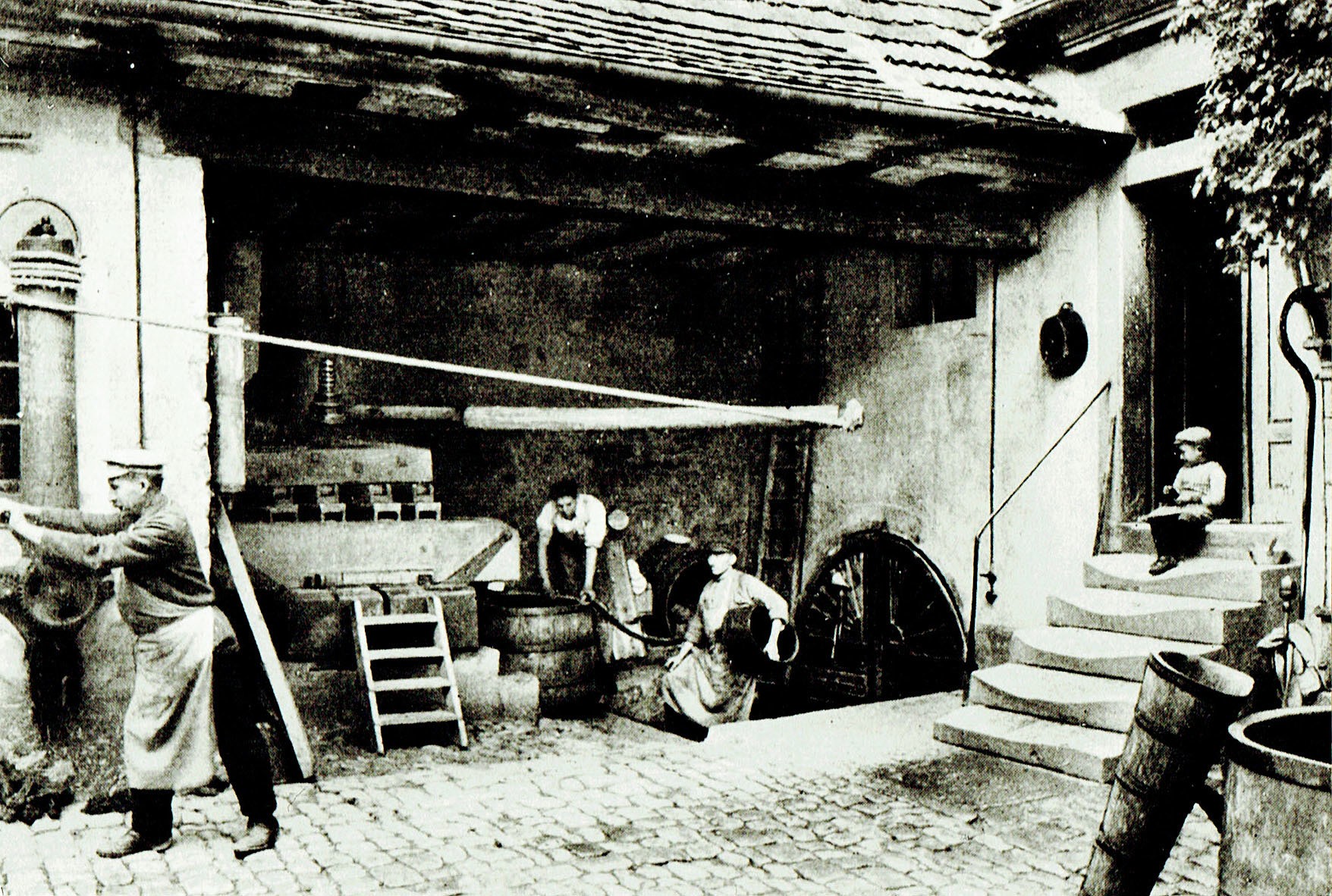 Foto-Sammlung Adolf Krapp, Ordner 16: im Kelterhaus, 1926 (Museumsgesellschaft Bad Dürkheim e.V. CC BY-NC-SA)
