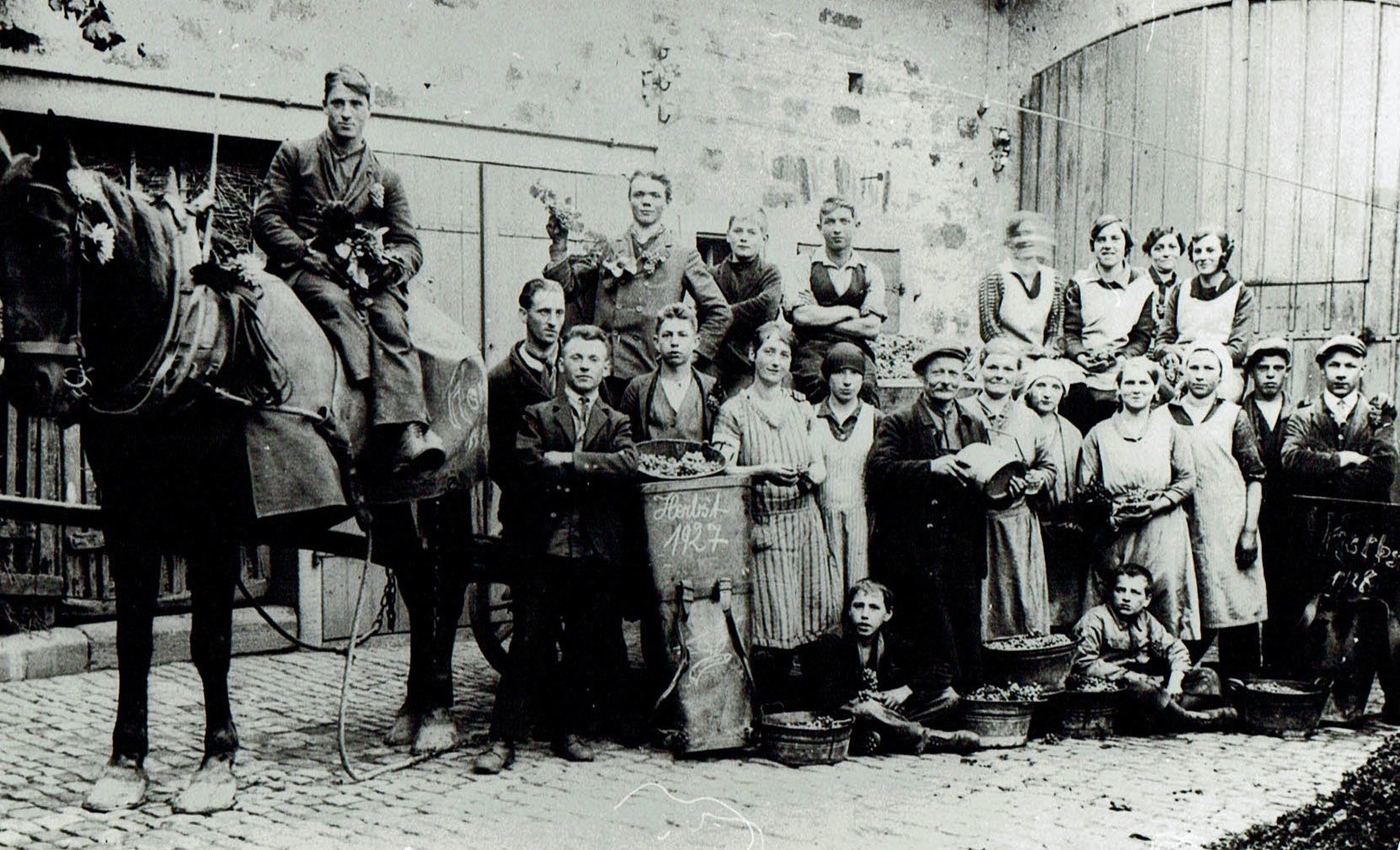 Foto-Sammlung Adolf Krapp, Ordner 16: Lese-Mannschaft, 1927 (Museumsgesellschaft Bad Dürkheim e.V. CC BY-NC-SA)