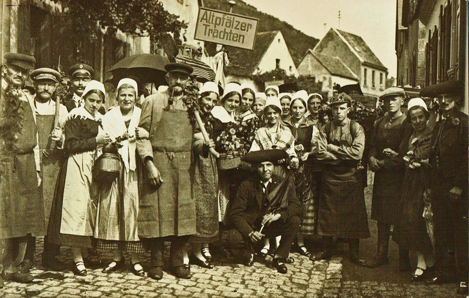 Foto-Sammlung Adolf Krapp, Ordner 16: Trachtengruppe, 1923 (Museumsgesellschaft Bad Dürkheim e.V. CC BY-NC-SA)