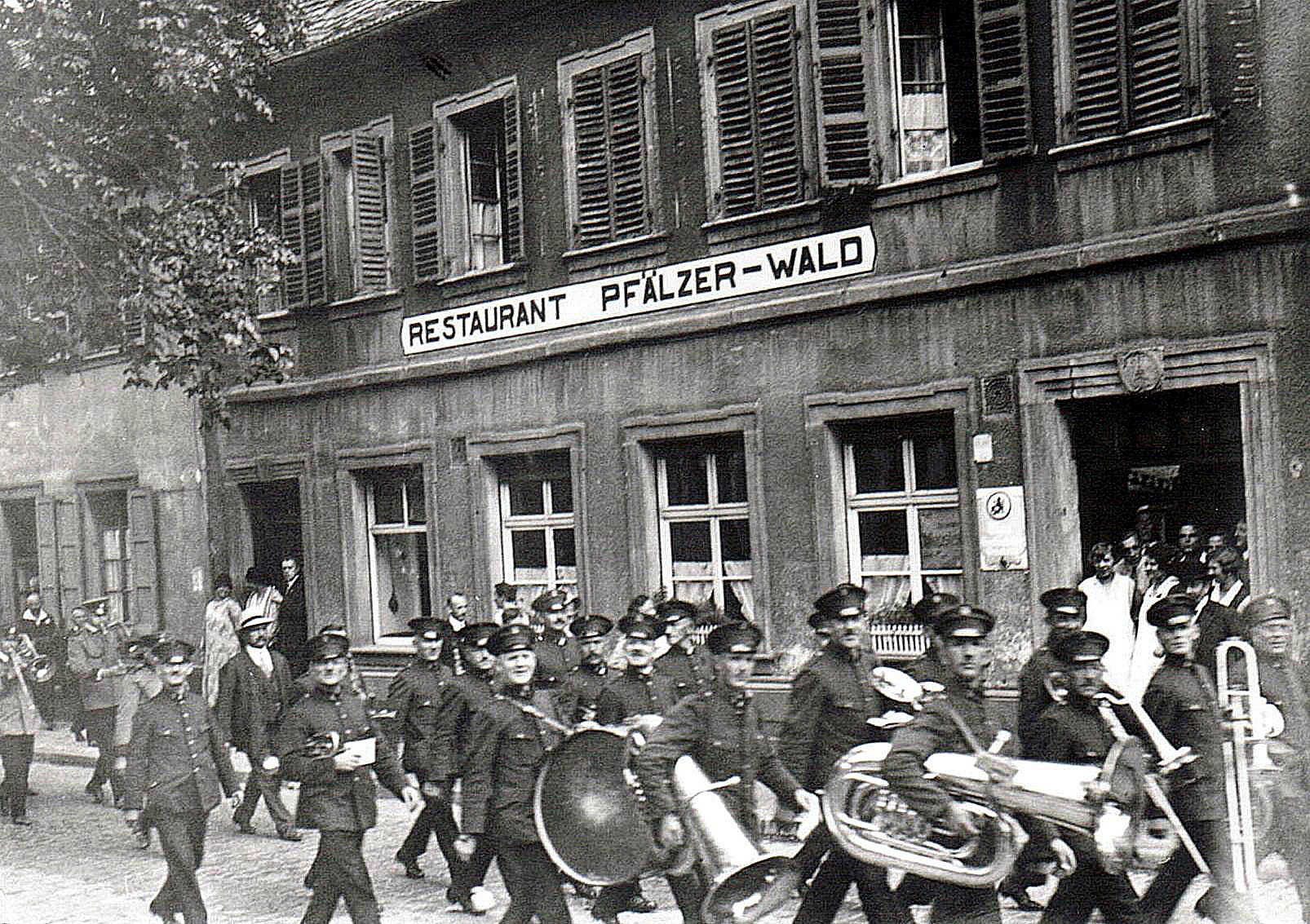 Foto-Sammlung Adolf Krapp, Ordner 5: Wachenheimer Straße (heute Weinstr. Süd), 1932 (Museumsgesellschaft Bad Dürkheim e.V. CC BY-NC-SA)