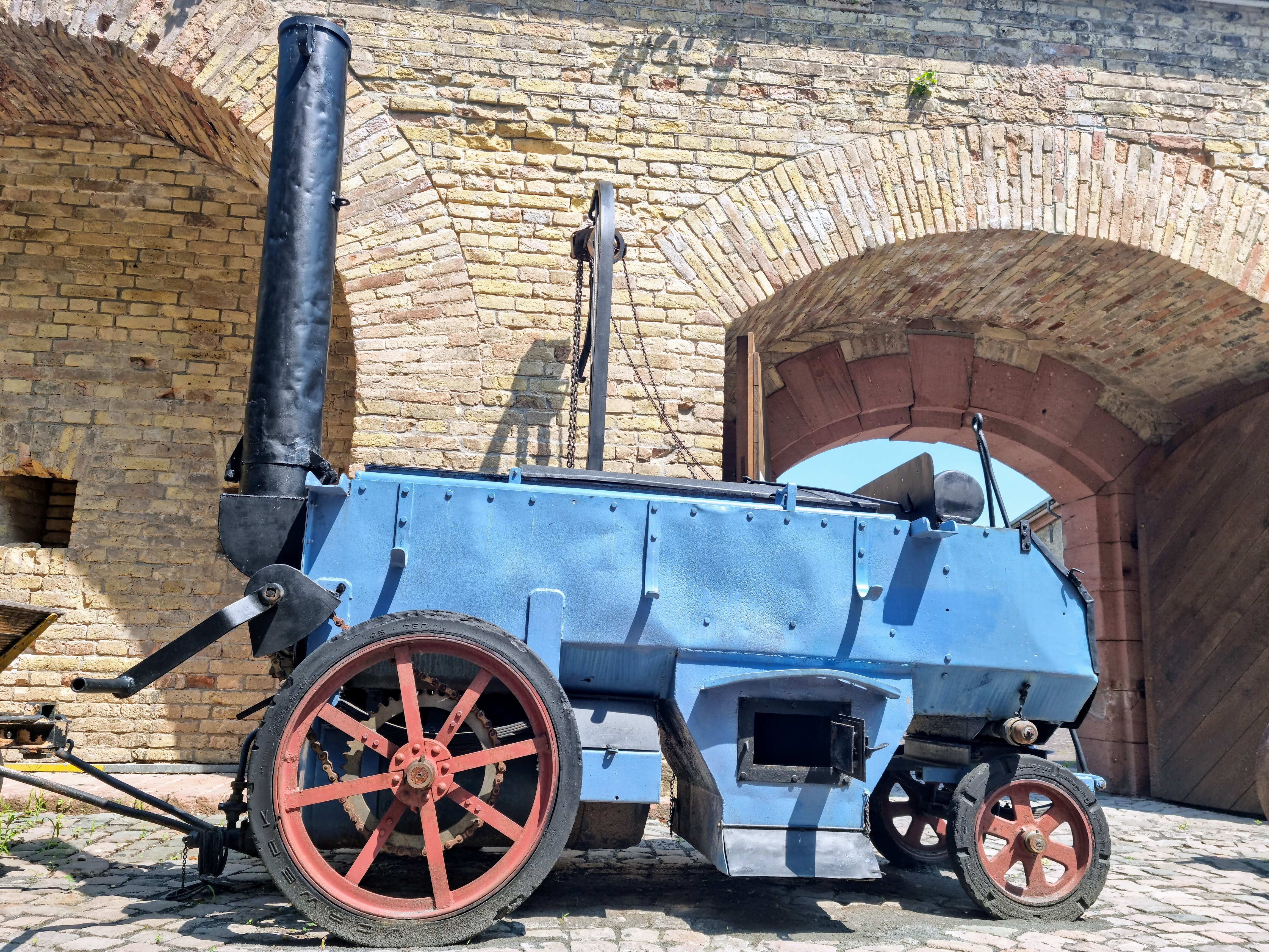 Teerspritzmaschine (blau) im Walzenzug (Deutsches Straßenmuseum e.V. CC BY-NC-SA)