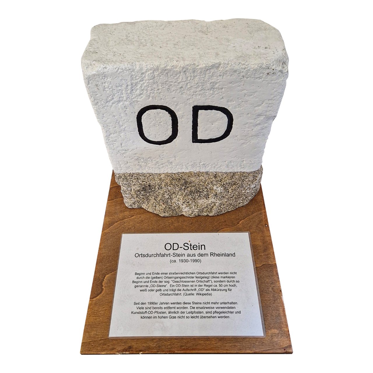 OD-Stein auf Holzfußplatte (Deutsches Straßenmuseum e.V. CC BY-NC-SA)