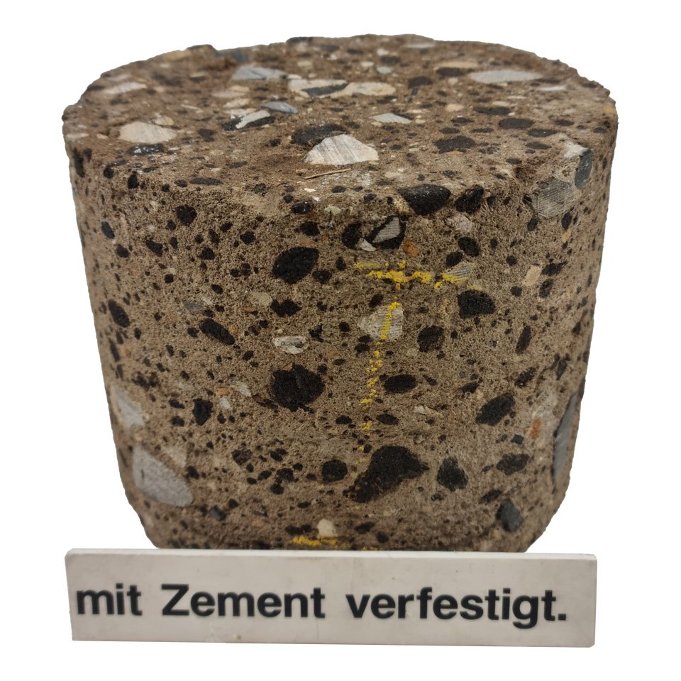 Mit Zement verfestigte Straßenschicht (Deutsches Straßenmuseum e.V. CC BY-NC-SA)