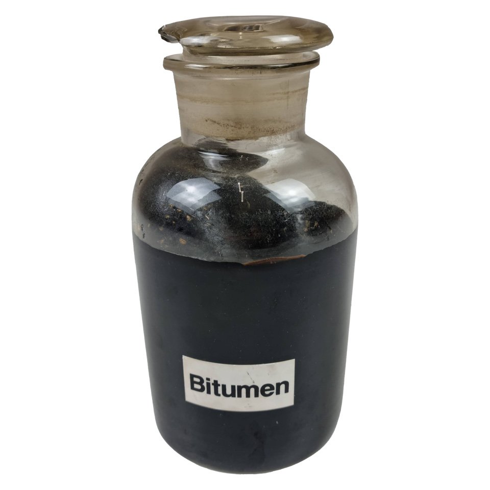 Bitumen in Glas (Deutsches Straßenmuseum e.V. CC BY-NC-SA)