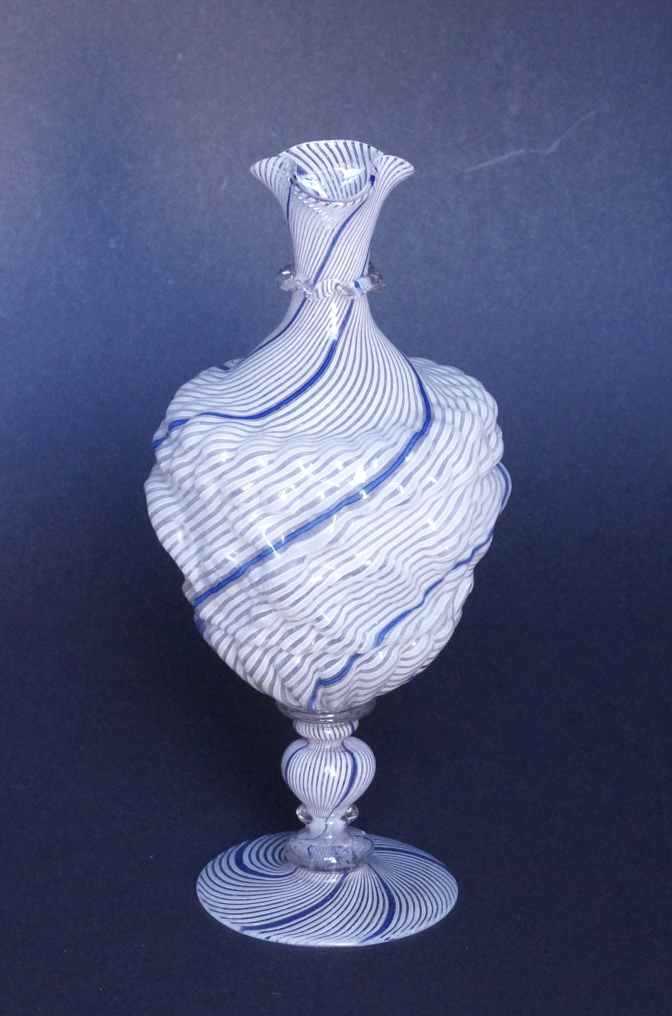 Fadenglas-Vase mit blauen Fäden (Museum Heylshof CC BY-NC-SA)