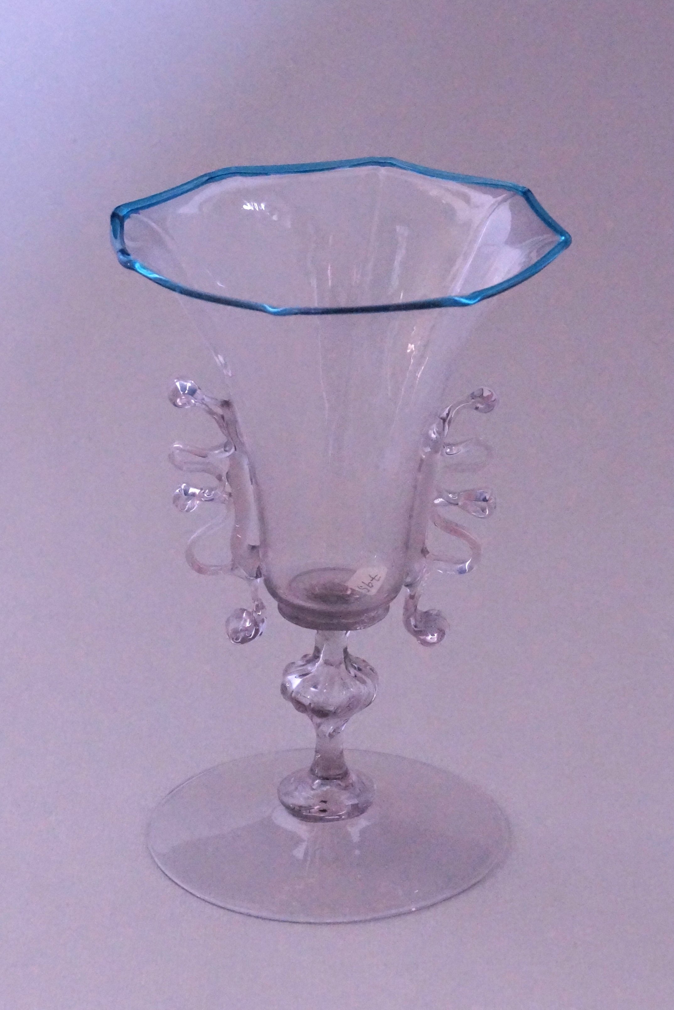 kleines Flügelglas mit blauem Rand (Museum Heylshof CC BY-NC-SA)