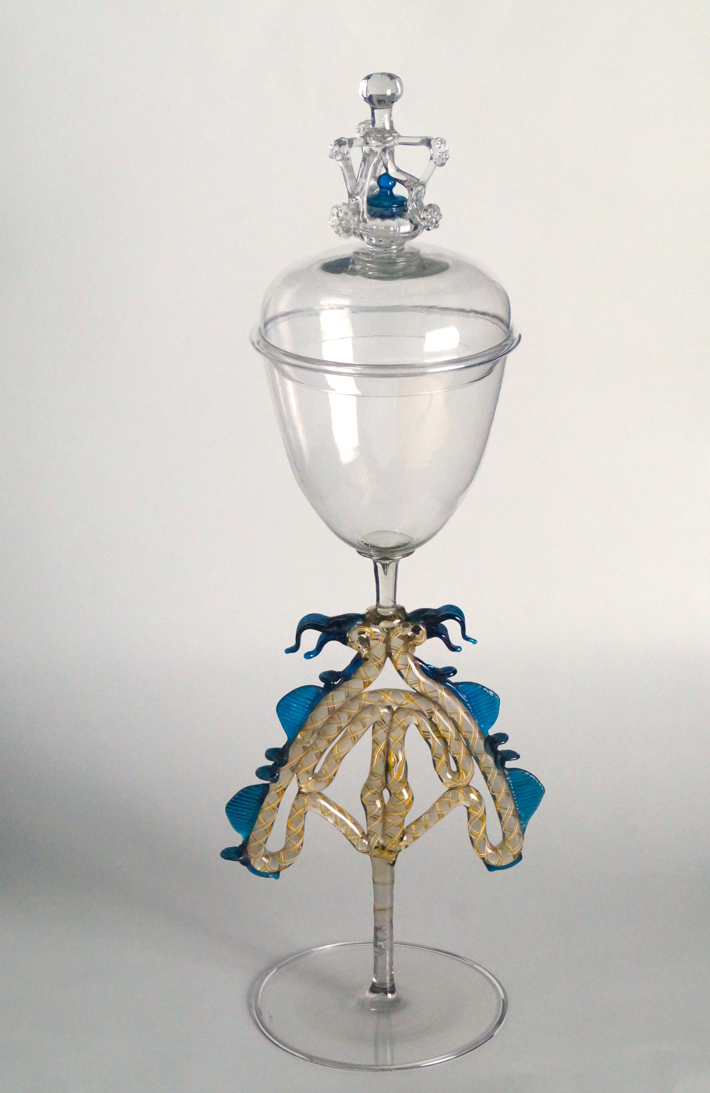 Hohes Flügelglas mit Deckel (Museum Heylshof CC BY-NC-SA)