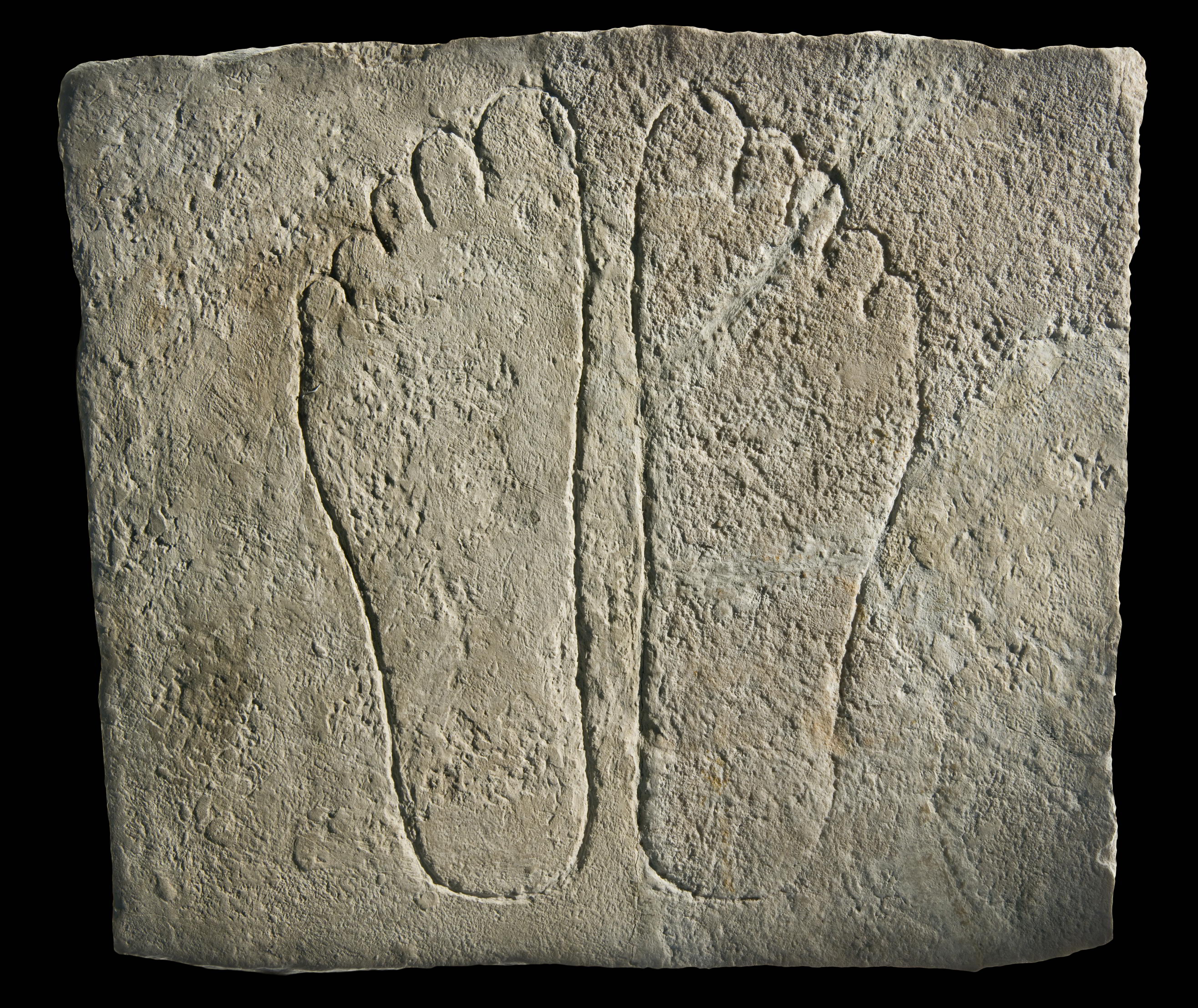 Marmorplatte mit zwei Fußumrissen (Rheinisches Landesmuseum Trier – GDKE CC BY-NC-SA)
