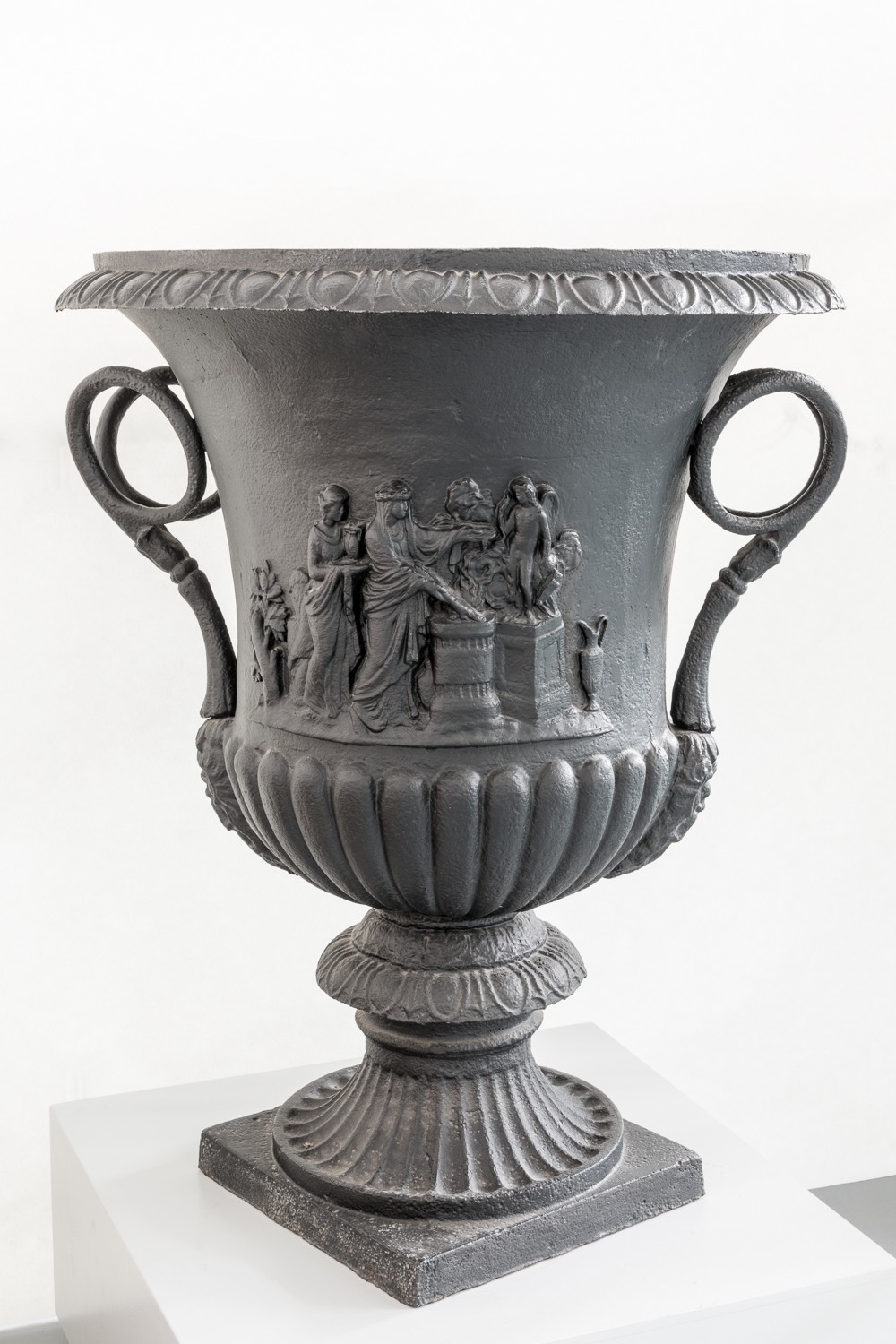 Vase mit Opferdarstellung, zweihenklig mit Masken (Rheinisches Eisenkunstguss-Museum CC BY-NC-SA)