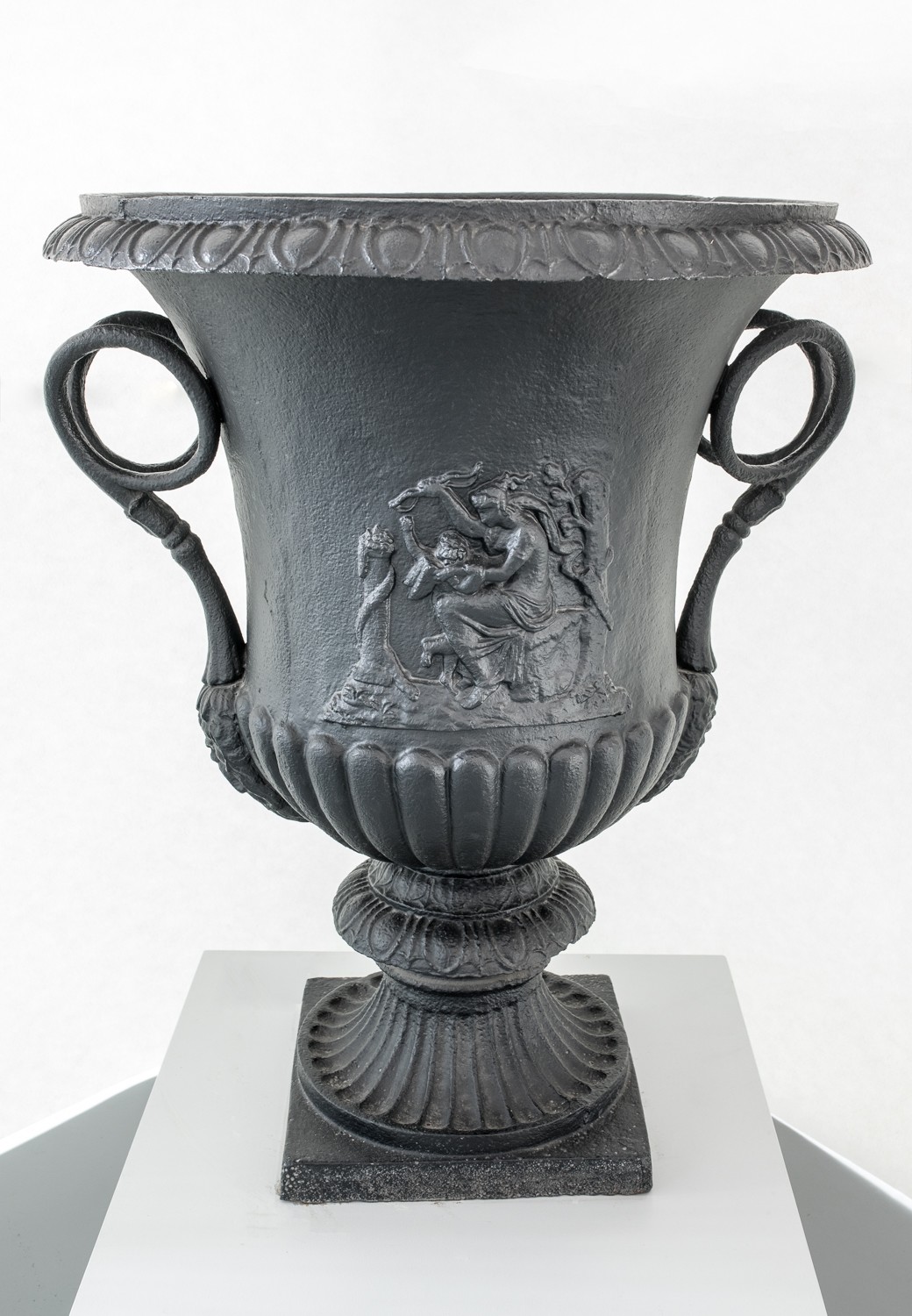Vase, Reliefs mit antiken Göttern, zweihenklig mit Masken (Rheinisches Eisenkunstguss-Museum CC BY-NC-SA)