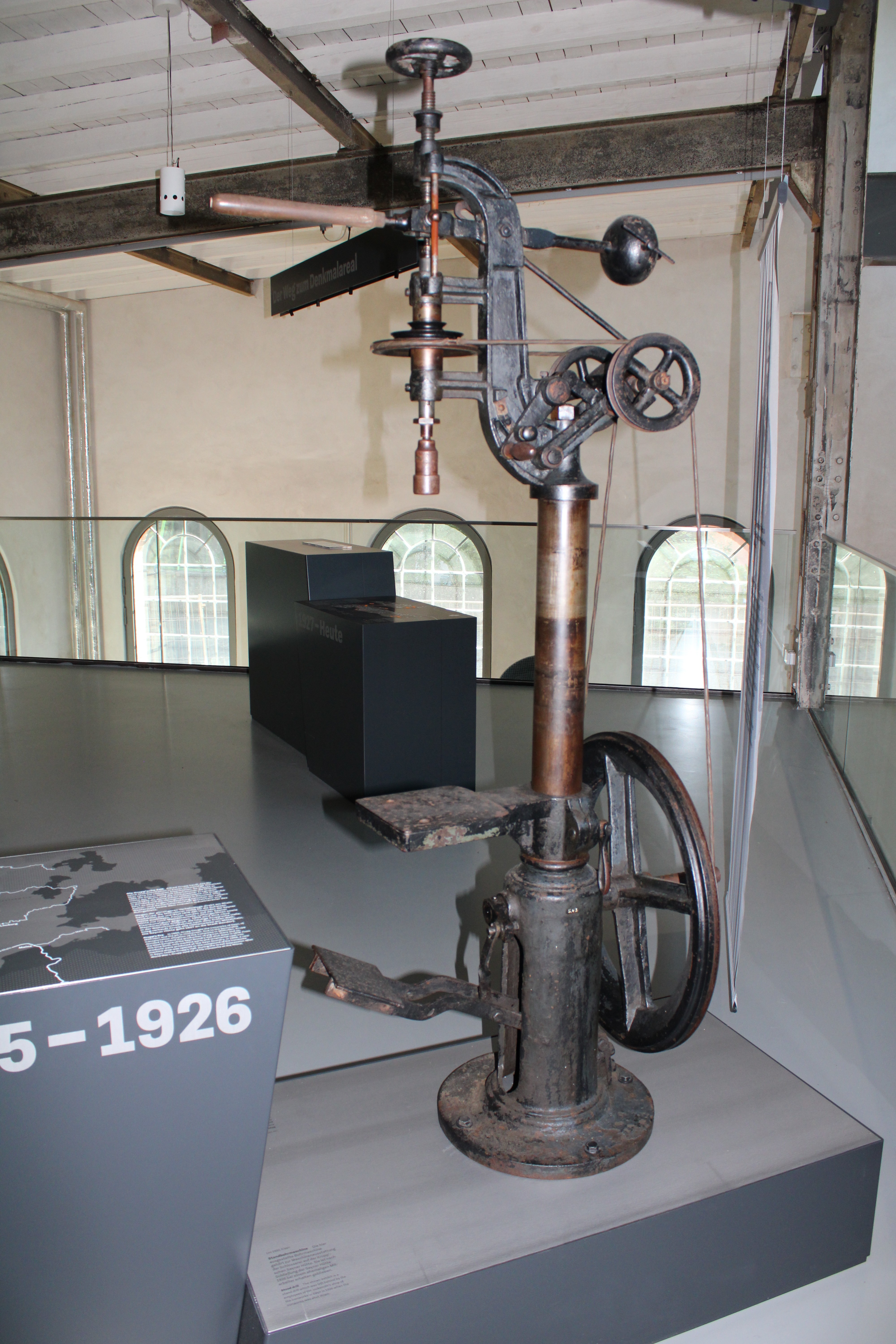 Standbohrmaschine (Rheinisches Eisenkunstguss-Museum CC BY-NC-SA)