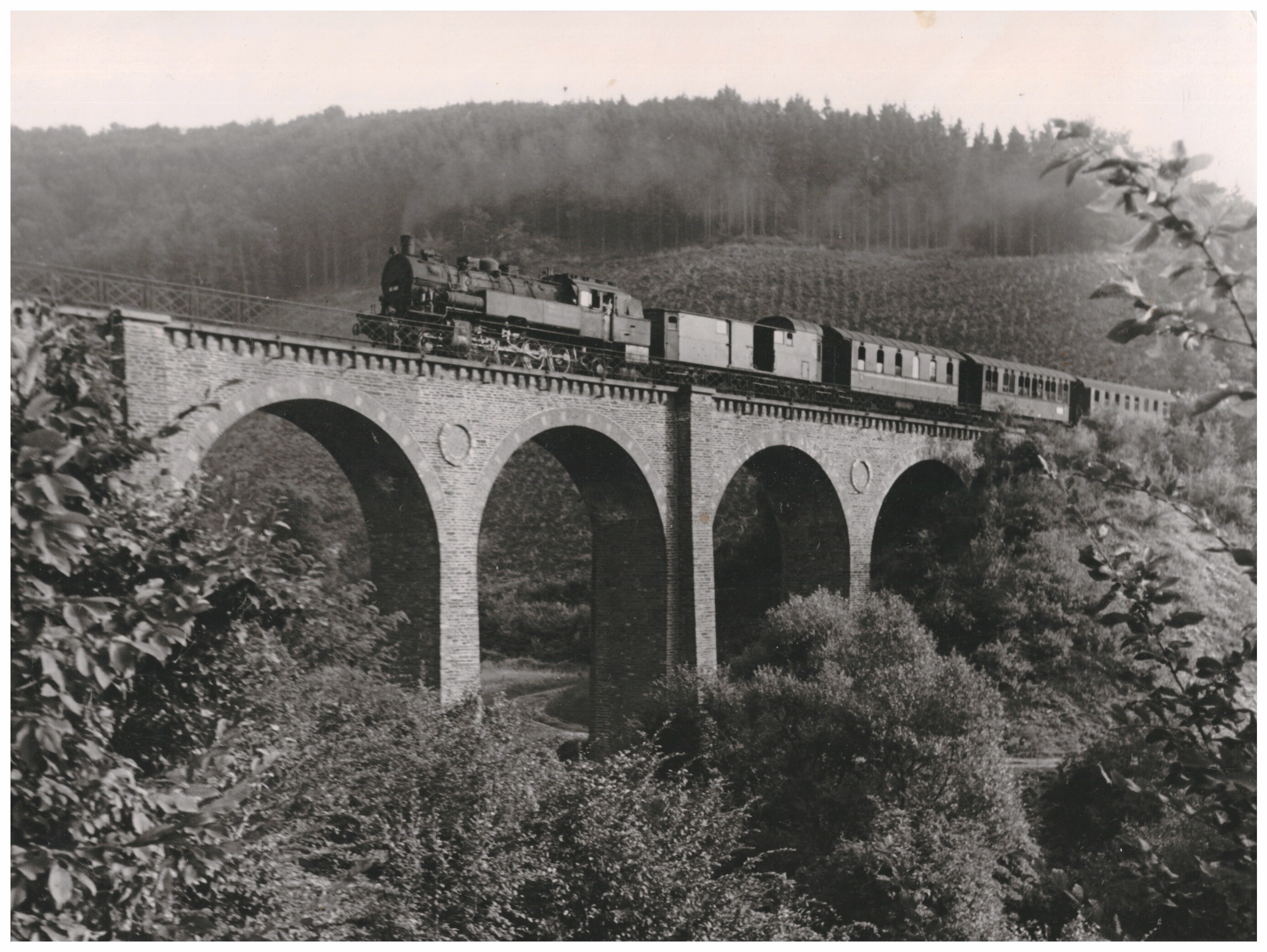 Viadukt der Westerwaldbahn, Sayn (Stiftung Sayner Hütte, Rheinisches Eisenkunstguss-Museum CC BY-NC-SA)