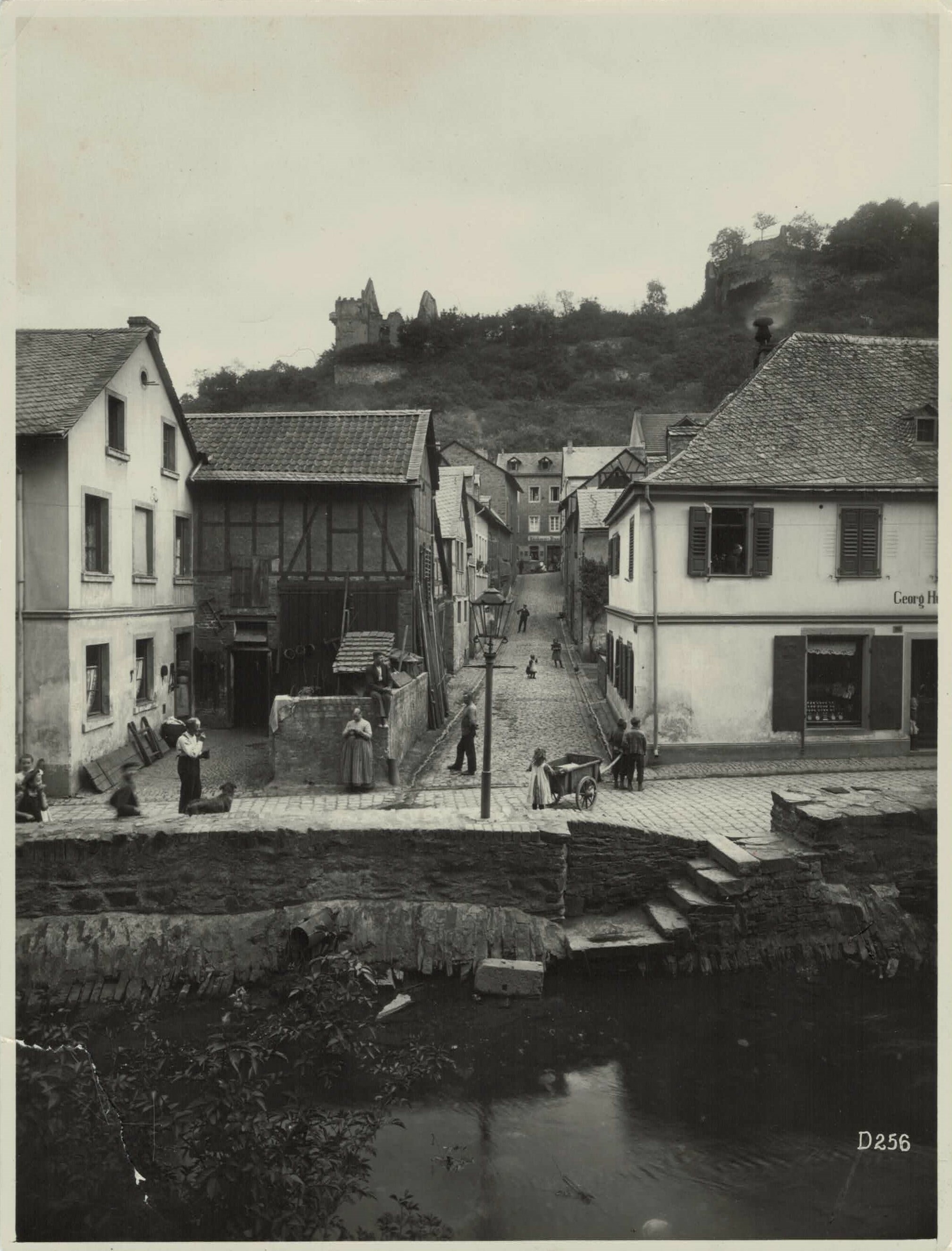 Schillergasse, Bendorf-Sayn, um 1900 (Stiftung Sayner Hütte, Rheinisches Eisenkunstguss-Museum CC BY-NC-SA)