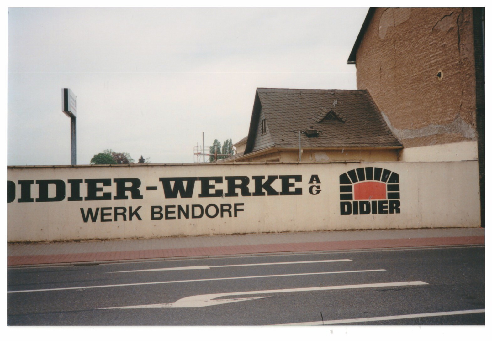 Straßenfront Werksgelände Didier vor dem Abriss 1998/99, Bendorf (Stiftung Sayner Hütte, Rheinisches Eisenkunstguss-Museum CC BY-NC-SA)