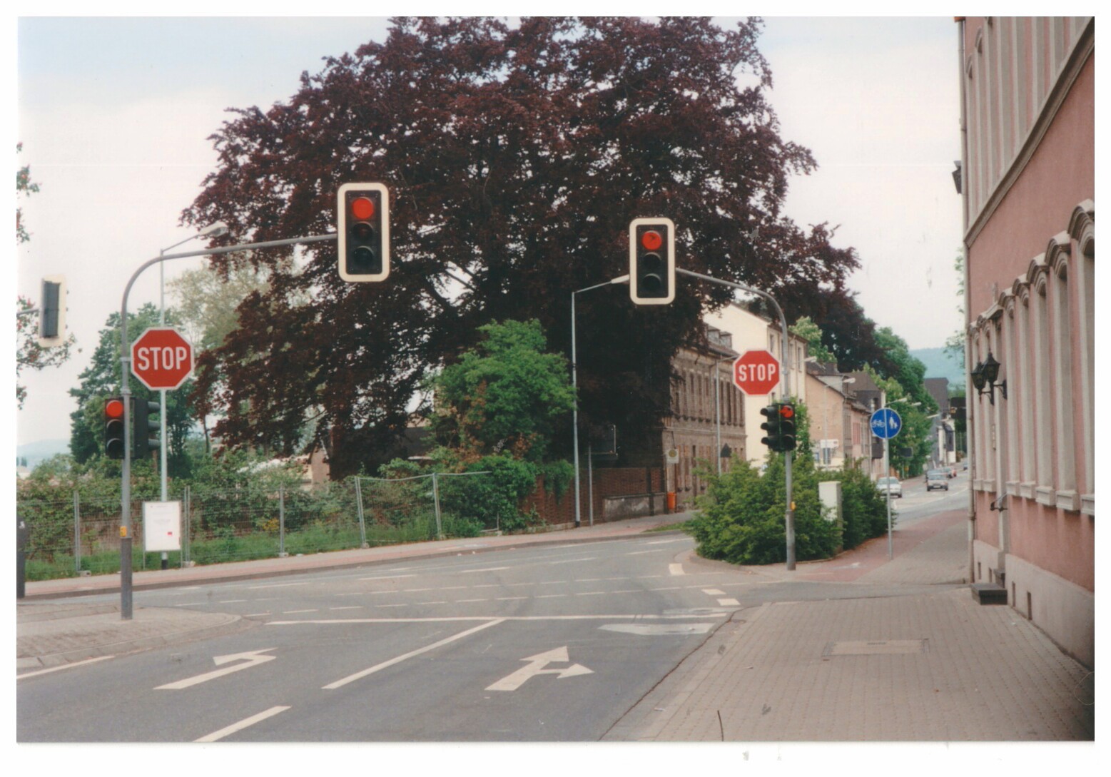 Kreuzung vor dem Werksgelände Didier vor dem Abriss 1998/99, Bendorf (Stiftung Sayner Hütte, Rheinisches Eisenkunstguss-Museum CC BY-NC-SA)