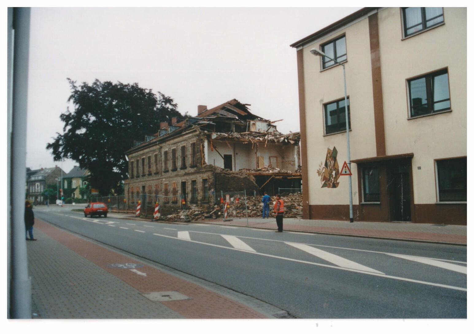 Straßenfront des Werksgeländes der Firma Didier während des Abriss 1999, Bendorf (Stiftung Sayner Hütte, Rheinisches Eisenkunstguss-Museum CC BY-NC-SA)