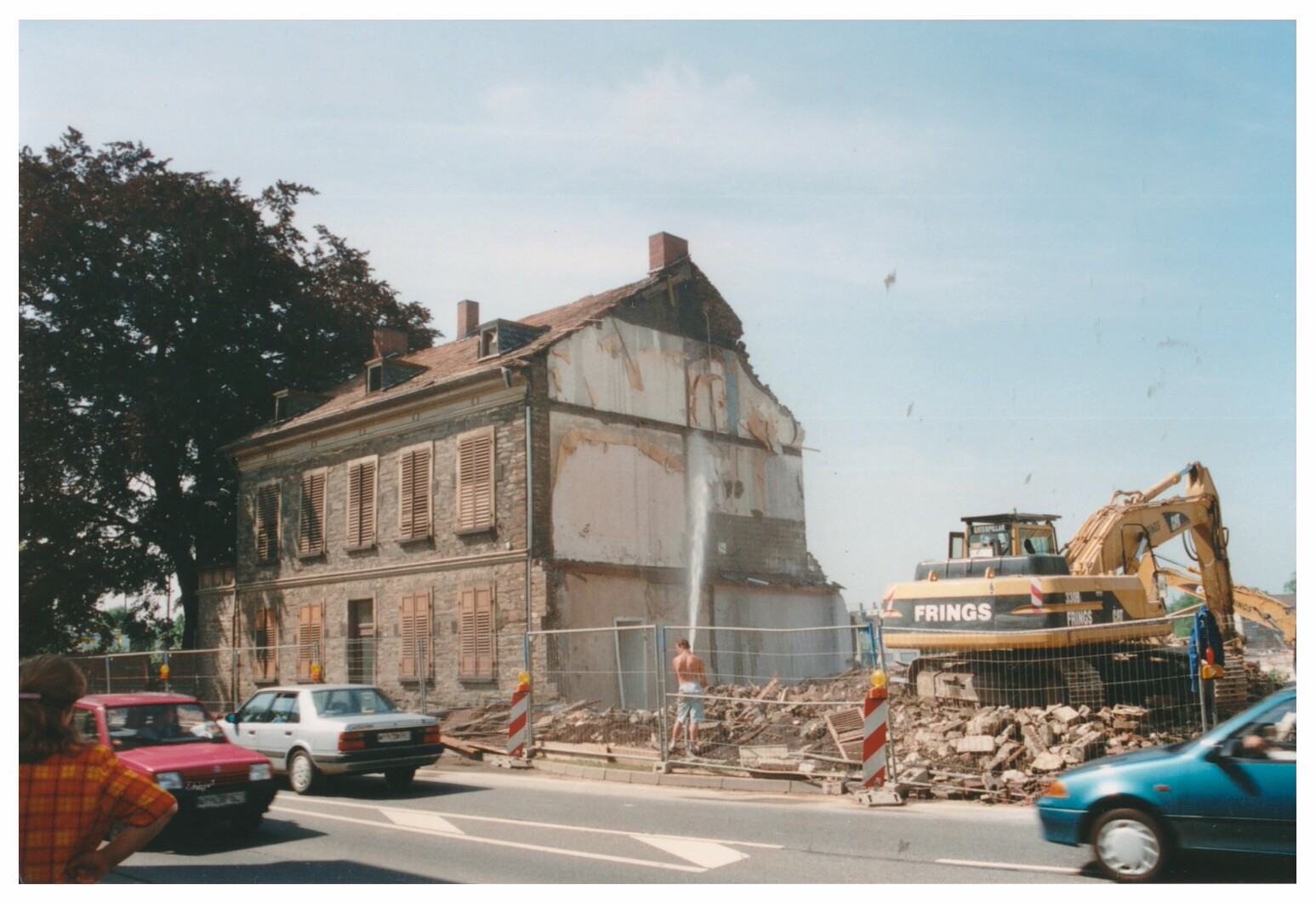 Abriss des Geburtshauses von Dr. Theodor Wiegand 1999, Bendorf (Stiftung Sayner Hütte, Rheinisches Eisenkunstguss-Museum CC BY-NC-SA)