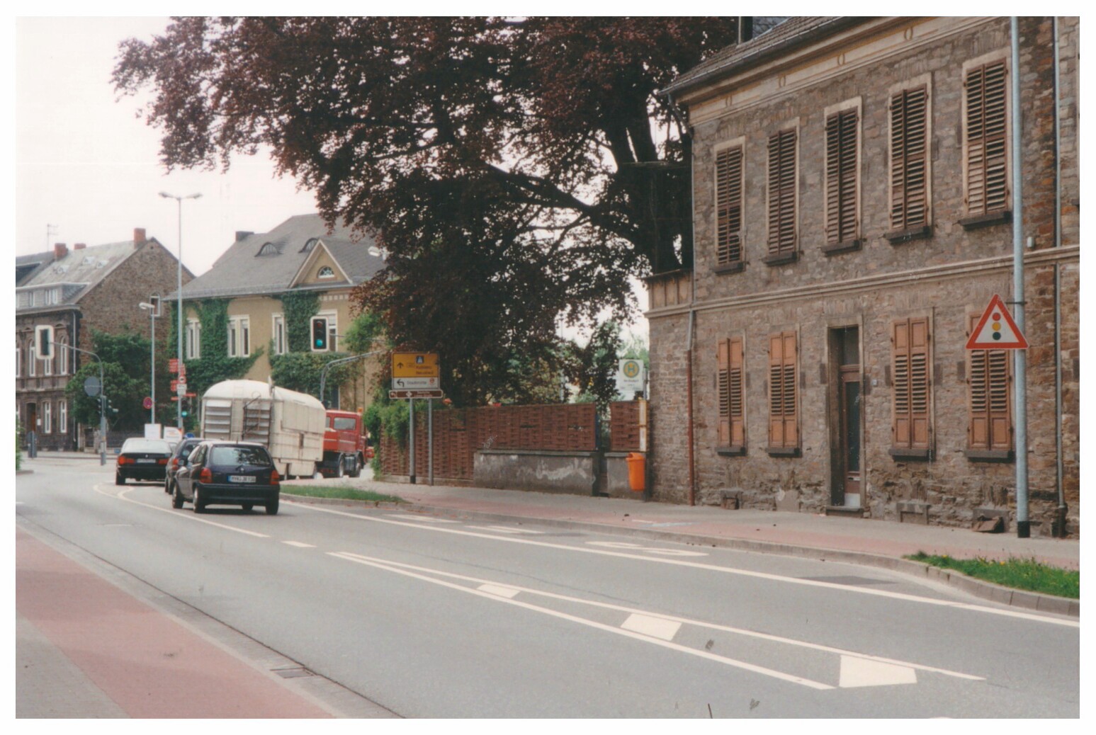 Geburtshaus von Dr. Theodor Wiegand mit der Kreuzung vor dem Werksgelände Didier vor dem Abriss 1999, Bendorf (Stiftung Sayner Hütte, Rheinisches Eisenkunstguss-Museum CC BY-NC-SA)